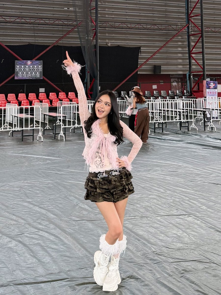 leeoleez's tweet photo. selalu suka konseran karena bisa centil dan pake baju lucu 🥰 https://t.co/OOVxCWdWK6