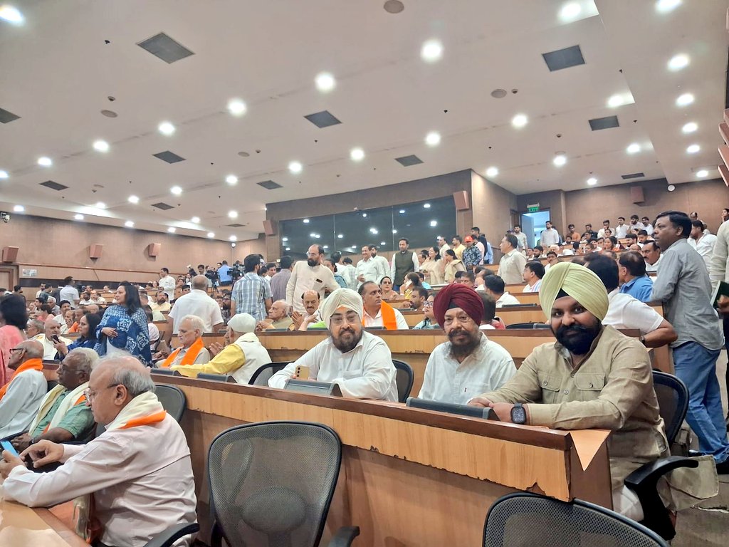impreetsbakshi's tweet photo. आज संविधान हत्या दिवस के अवसर पर आयोजित कार्यक्रम में माननीय दिल्ली की मुख्यमंत्री श्रीमती @gupta_rekha जी, भारतीय जनता पार्टी दिल्ली प्रदेश अध्यक्ष श्री @hdmalhotra जी तथा आदरणीया श्रीमती @smritiirani जी एवं अन्यों की गरिमामयी उपस्थिति में सहभागी होने का अवसर प्राप्त हुआ।

इस अवसर पर वर्ष 1975 में लगाए गए आपातकाल के उस काले अध्याय को स्मरण किया गया, जिसने लोकतंत्र, संविधान और नागरिक स्वतंत्रताओं पर गहरा आघात पहुँचाया था। लोकतंत्र की रक्षा के लिए संघर्ष करने वाले सभी लोकतंत्र सेनानियों को विनम्र श्रद्धांजलि एवं कोटि-कोटि नमन।

#संविधान_हत्या_दिवस #SamvidhanHatyaDiwas #Emergency #Democracy #BJPDelhi
