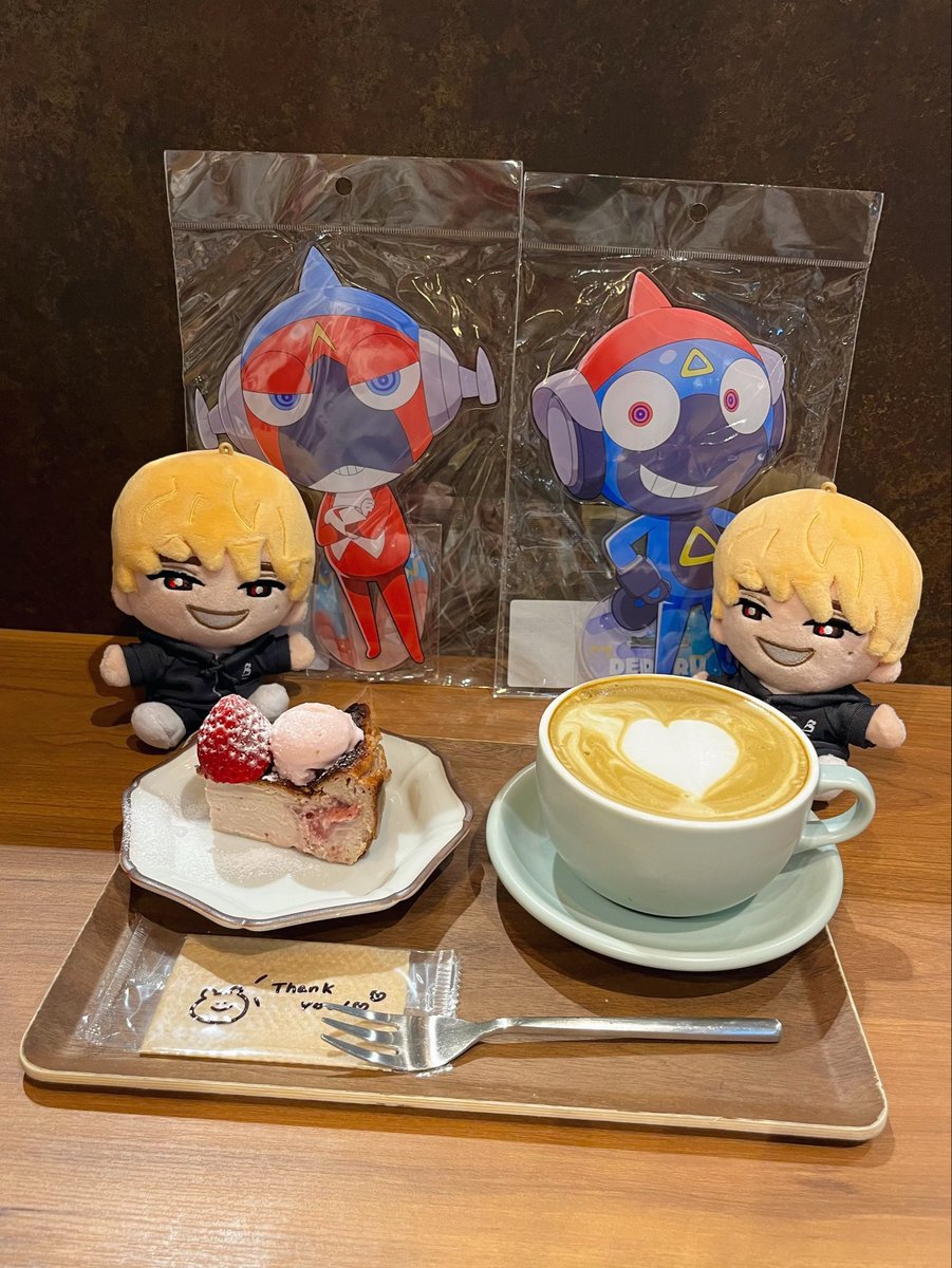 ____yupin06's tweet photo. クリップ売り切れてたから勢いで買ったドデカアクスタ、まじデカい（笑）
舞台挨拶中継回だからまったり待機〜🐸❤️💙 https://t.co/WZ1uKvdY9p