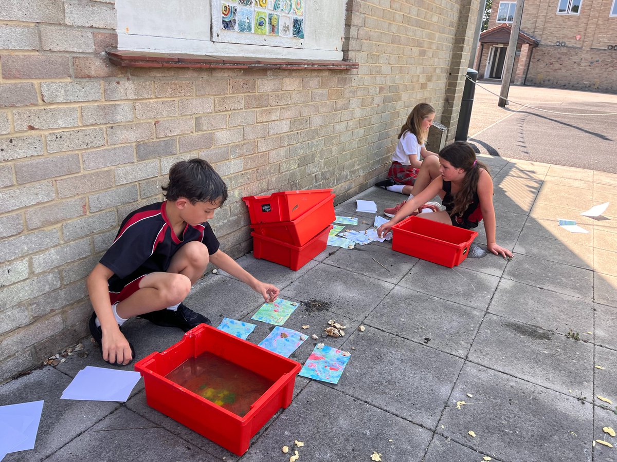 DurlstonArt's tweet photo. #DurlstonYear4 made the most of the hot weather and enjoyed the cool water to create their marble prints with great excitement. #Durlstoncreate https://t.co/bVJgLVJG16
