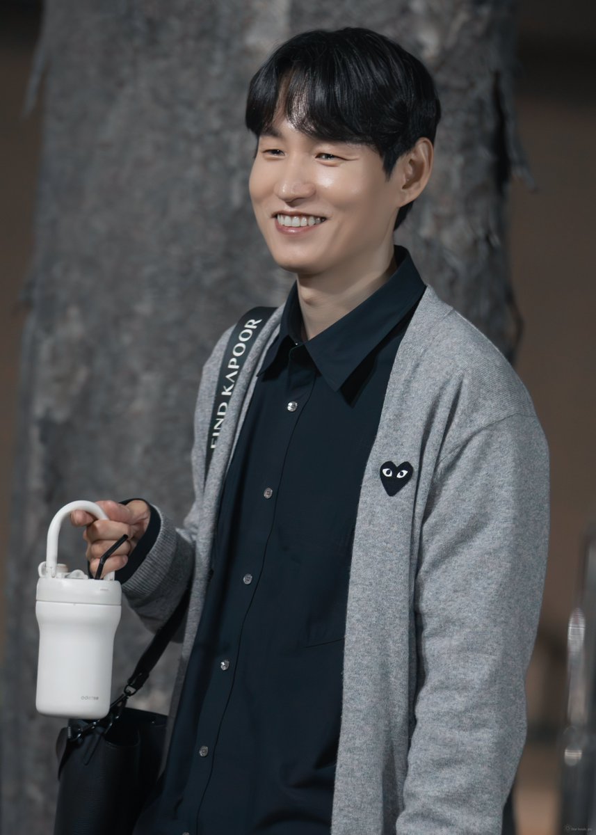 starbeads_pic's tweet photo. 260523 오지게 재밌는 가시나들 퇴근길
·
강정우 배우님 https://t.co/bmfe5tHno4