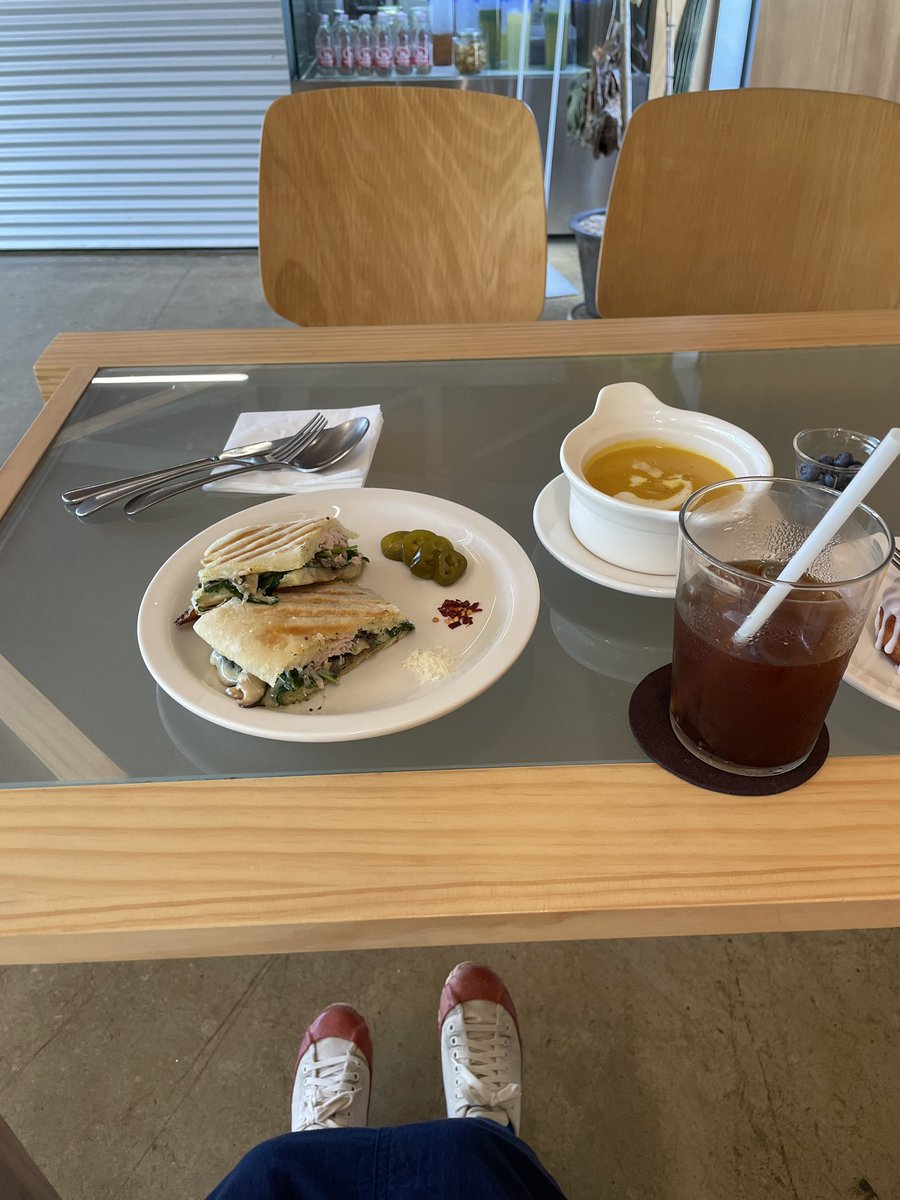byuljoy's tweet photo. 8월에 전시하게 될 과수원프로젝트를 다녀왔다. 버스에서 내려 열심히 걷는데 안 돼 보였는지 지나가던 분이 태워줄까 하고 물었다ㅎ 얼마 안 남아 괜찮다고 감사 인사만, 정 많은 세상ㅎ https://t.co/42Eso3R7BQ