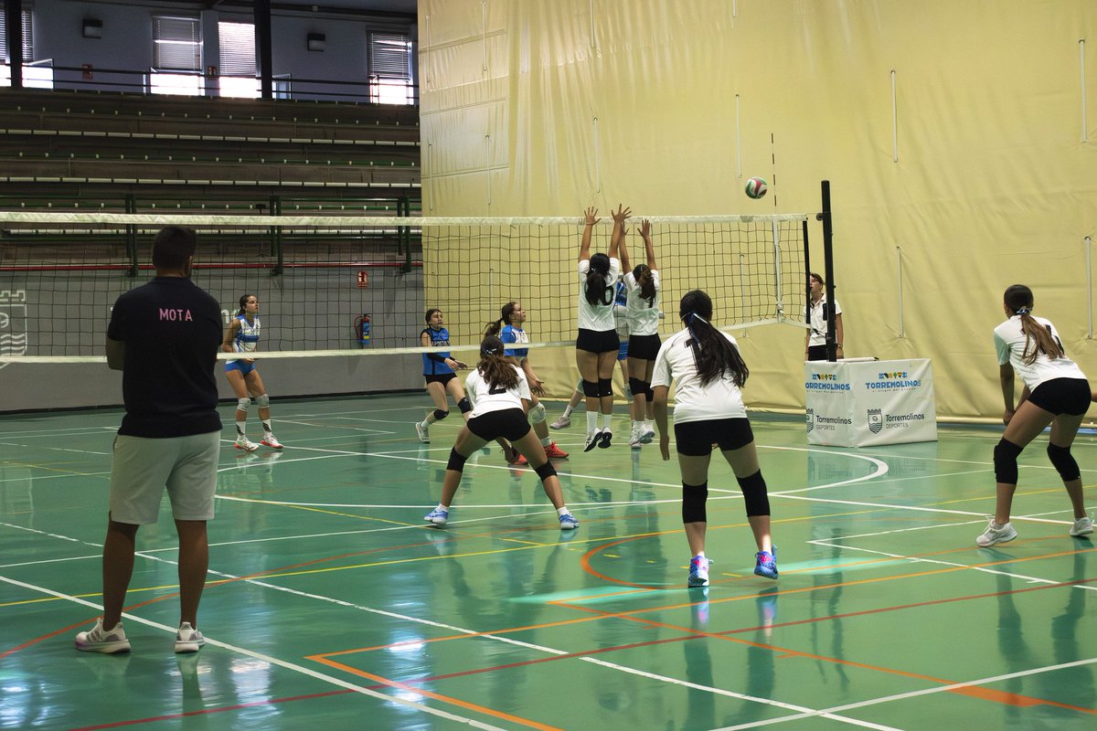 JuegosEMDE's tweet photo. 🚀 ¡Ya en juego el día 2 de Cadetes!  #JUEGOSEMDE2026

🏀🏐 El balón es el protagonista en una intensa jornada y ya rueda en todas nuestras pistas. 

¡Suerte a todos los equipos! 💪

#deportescolar

@DeportesTorremo 
@mcyadra https://t.co/FjruMo7jX0