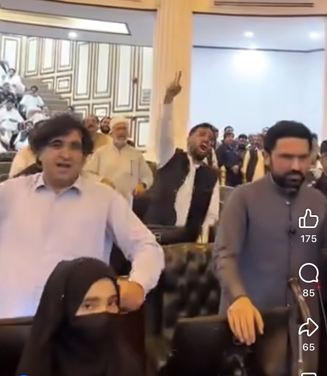 Sahar_khitab's tweet photo. پی ٹی ائی کے ممبران اسمبلی عوام کے مسائل سے مکمل لاتعلق ہے بدامنی دہشتگردی بھتہ خوری معاشی بدحالی صحت تعلیم روزگار بنیادی مسائل سے مکمل چشم پوشی ہیں 
پی ٹی ائی نے اس ایوان کو صرف اپنی انفرادی مفادات اور فین فالور کلب کی تشہیر کے لیے ہی استعمال کیا ہے
جنھوں نے پی ٹی ائی کو پختونخوا پر مسلط کیا ہے وہ چاہتے بھی یہی ہے پختونخوا پر ایسے لاشعور مسلط ہو تاکہ انکو اپنے مفادات حاصل کرنے میں مشکلات درپیش نہ ہو
#factsarefacts