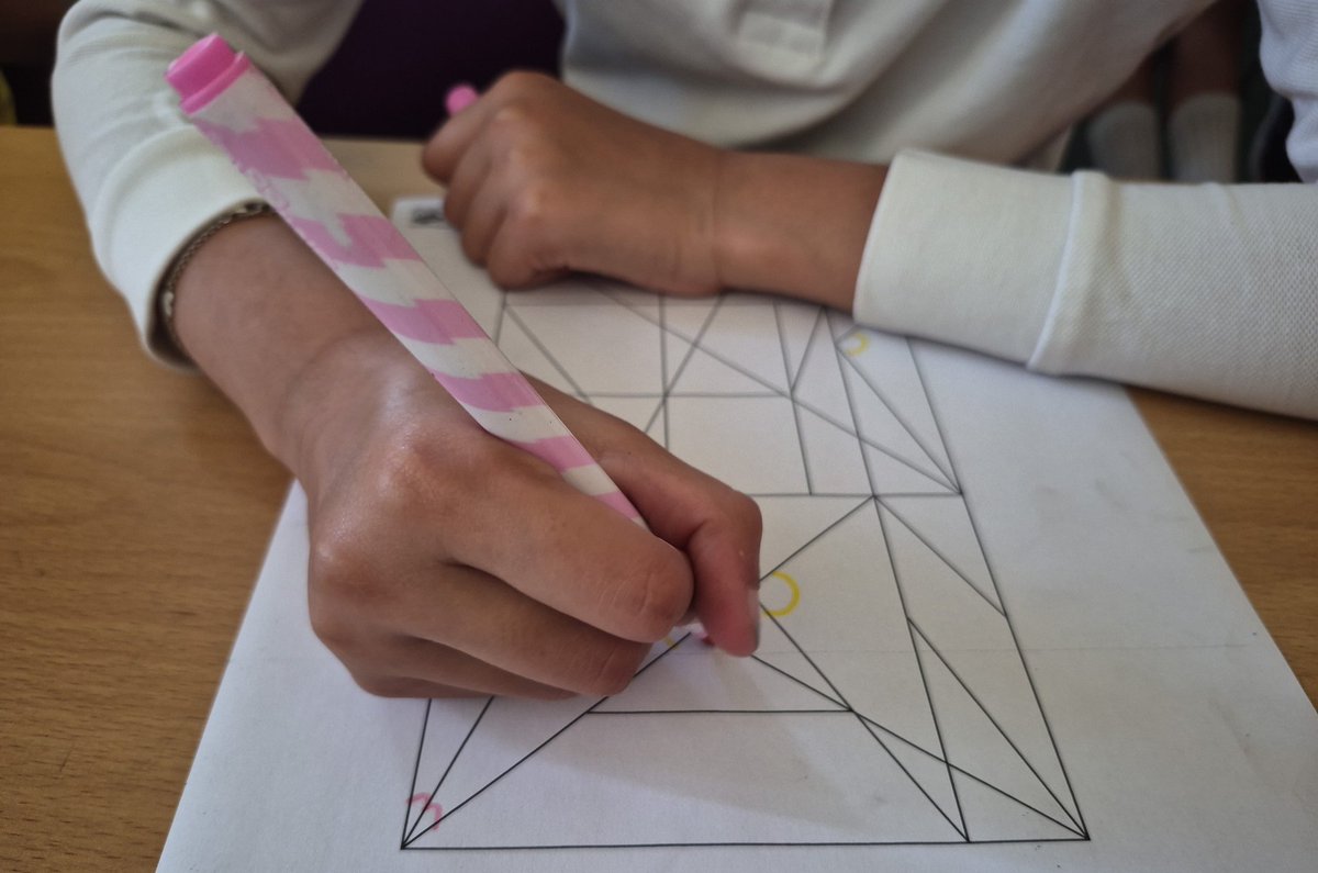 MrsGriffithsBH's tweet photo. Year 3 are consolidating their learning on angles in maths this morning! @busheyheathjm @msmcclureBH #BusheyHeathMaths https://t.co/YrVVMzwFwg