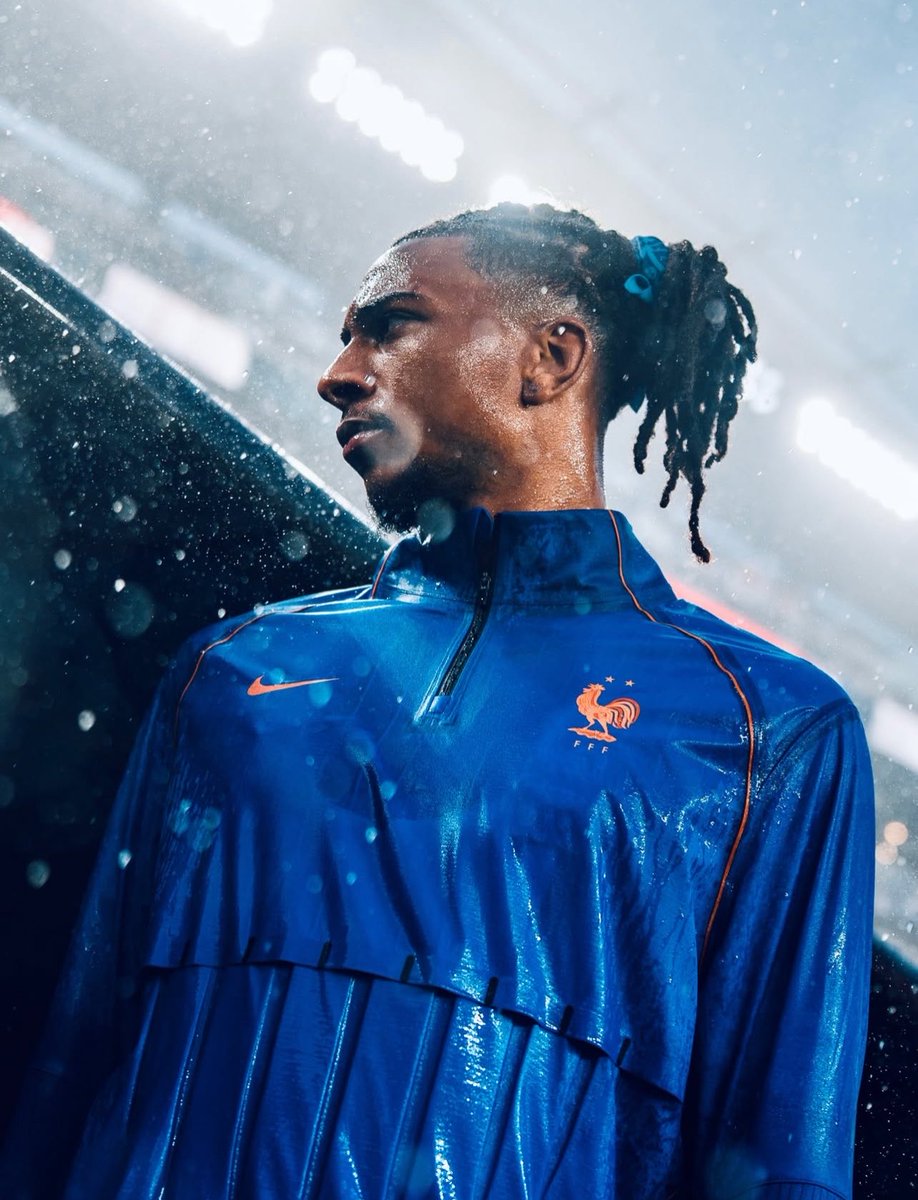 o7ise's tweet photo. as much as he hates the rain, his photos under the rain got mad aura tho https://t.co/MXhYUknunJ