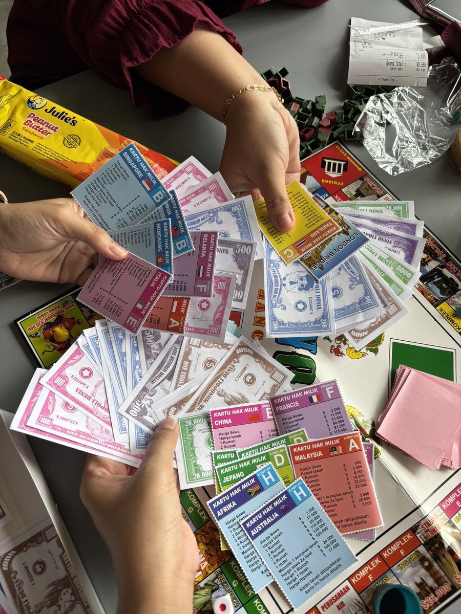 yourfirstpage's tweet photo. Aku main monopoli, tapi nggak mau beli Indonesia, trauma. https://t.co/Edh4GcZ9Nh