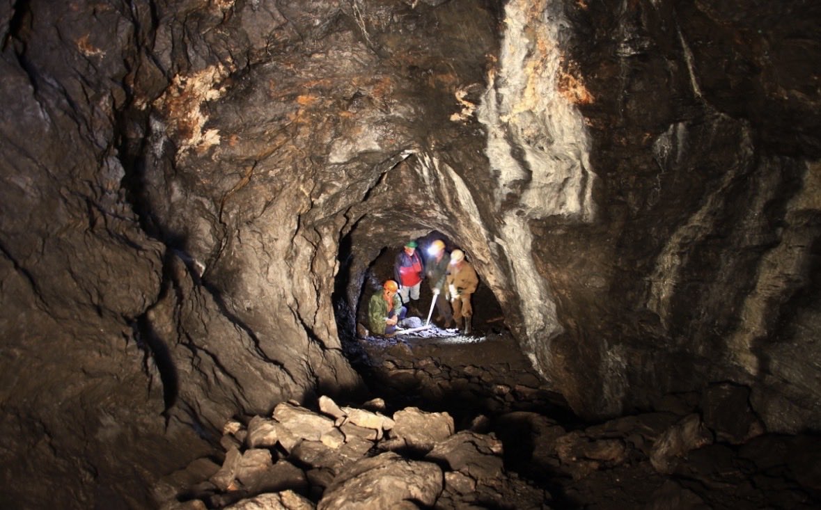 TomahawkMetals's tweet photo. 📸 Exploring the historic underground workings at our Strieborna licence, where previous mining exposed an ultra-high-grade ore body.

#Mining #Exploration #Antimony #Copper #Silver #CriticalMinerals
#TMHK https://t.co/6HS374mDiE