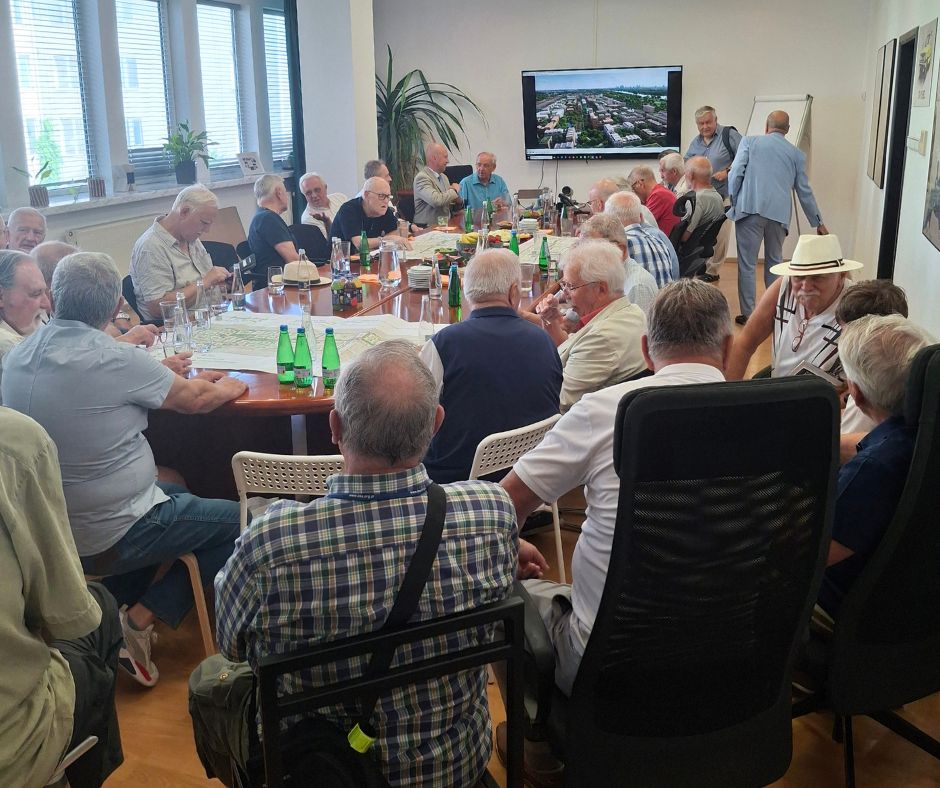 FSOPARK's tweet photo. #FSO to przede wszystkim ludzie. Wczoraj przy Jagiellońskiej 88 spotkał się Klub Pracowników i Sympatyków FSO. To był czas pełen rozmów o przeszłości, ale również o przyszłości tego miejsca i F.S.O. PARK 🌿

https://t.co/AcNLsbAUYM

#FSOPARK #OKAM #MuzeumWFabryce #Jagiellońska88 https://t.co/zdnEcQG50I