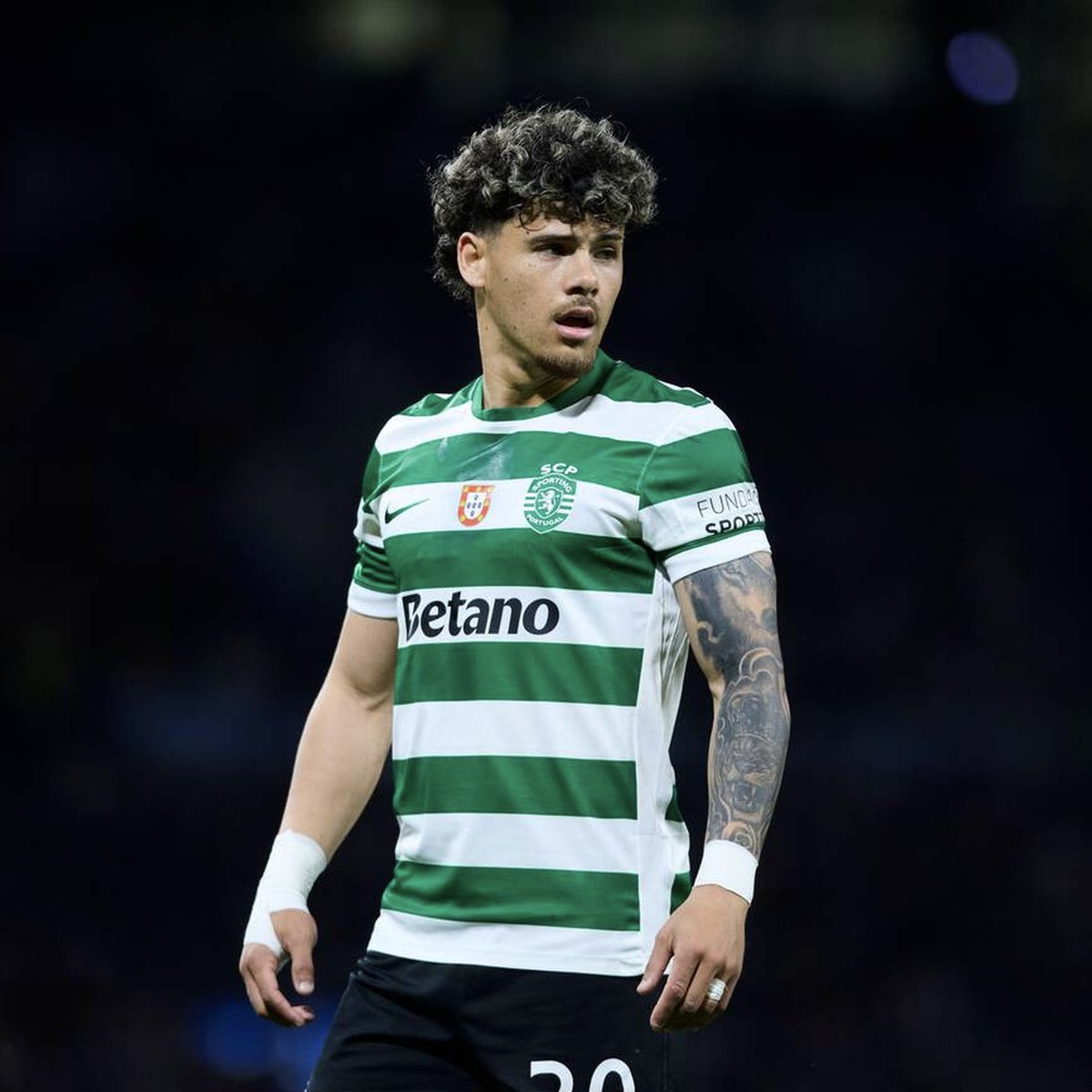 TalkingSporting's tweet photo. Manchester United won't let go of Maxi Araújo

The English club is monitoring the full-back, whose stock continues to rise

The Red Devils are closely following the player’s every move, as are Chelsea, and they have the financial resources to make an offer

[🥇@Record_Portugal] https://t.co/geUGl80Wb5