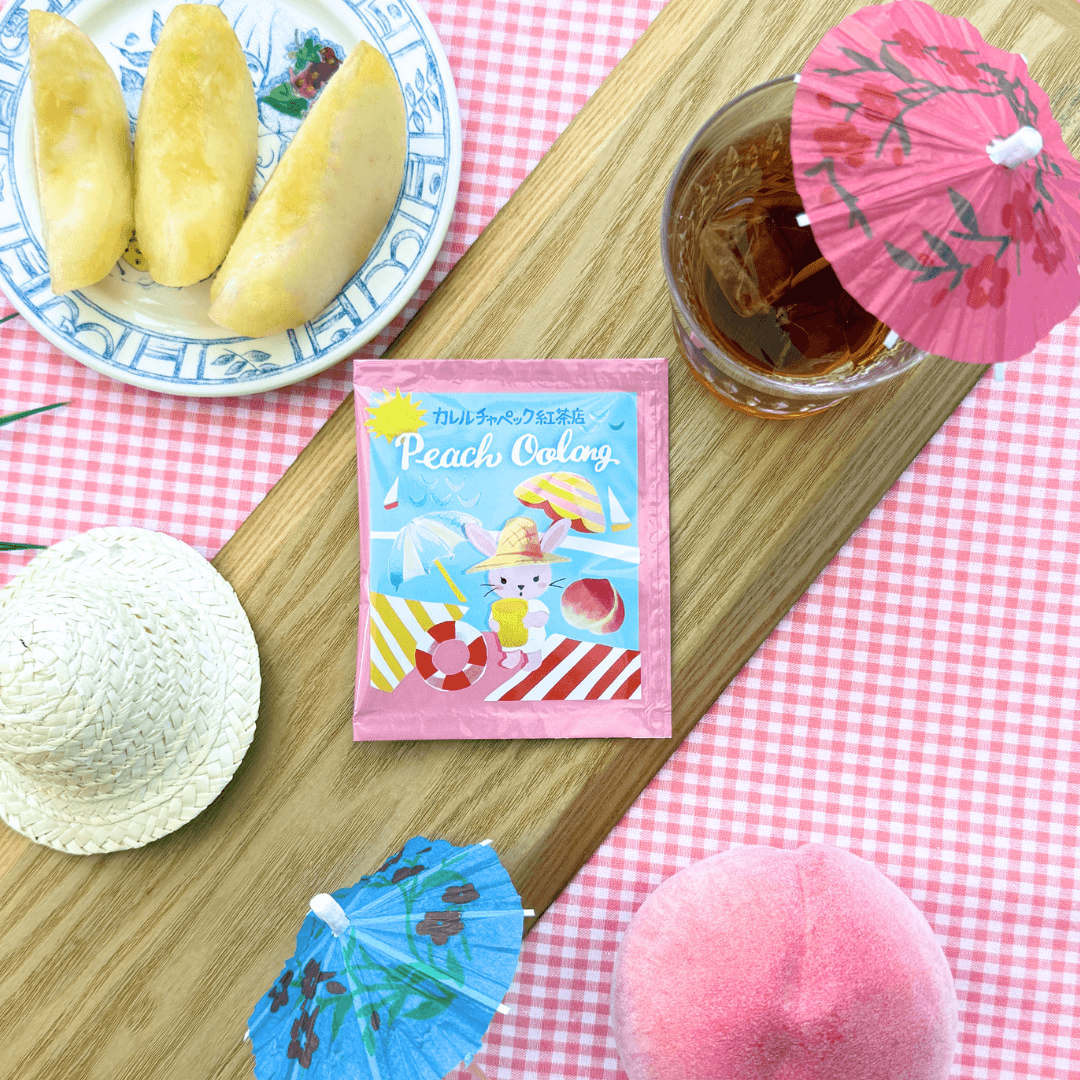 karelabuzzy's tweet photo. 🍑2026夏新登場「ピーチウーロン」
7月3日(金)発売✨

台湾産の上質な烏龍茶に、白桃のみずみずしい香りをプラス🍑
まろやかな味わいと爽やかな果実味が重なり合う夏の一杯です。
カットした桃を添えて、華やかな「サイダー出し」にも🥂

どうぞお楽しみに！

#カレルチャペック紅茶店 #白桃 #烏龍茶 https://t.co/xFHuqU07lT