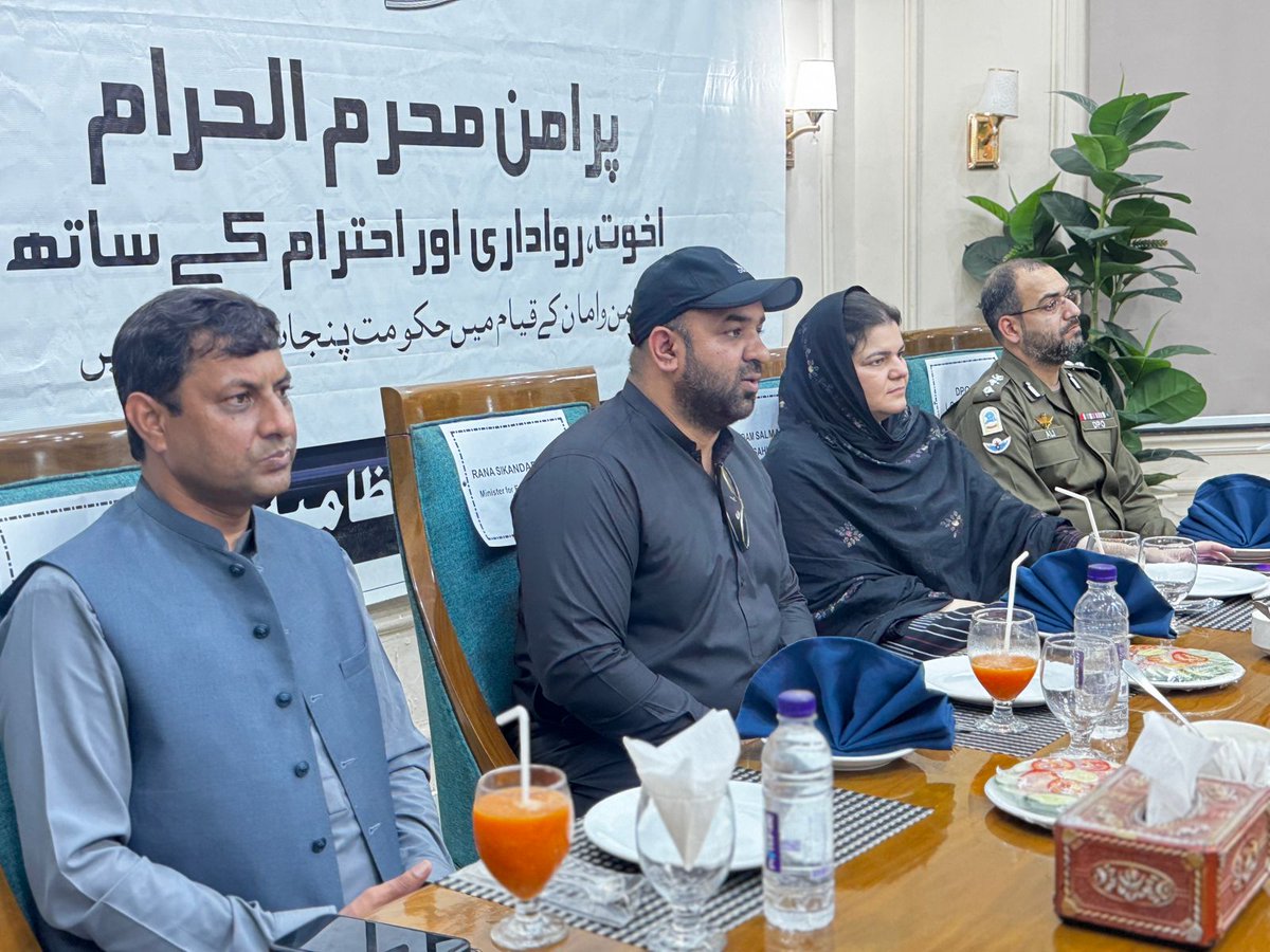 RanaSikandarH's tweet photo. لودھراں میں معاونِ خصوصی وزیرِ اعلیٰ پنجاب محترمہ سلمیٰ بٹ کے ہمراہ محرم الحرام کے انتظامات کے حوالے سے امن کمیٹی اور تاجر کمیونٹی کے عہدیداران سے ملاقات؛ روٹس، سکیورٹی، سہولیات، صفائی اور بین المسالک ہم آہنگی کو مؤثر بنانے کے لیے تفصیلی مشاورت ہوئی۔ https://t.co/dxAwDEucZj