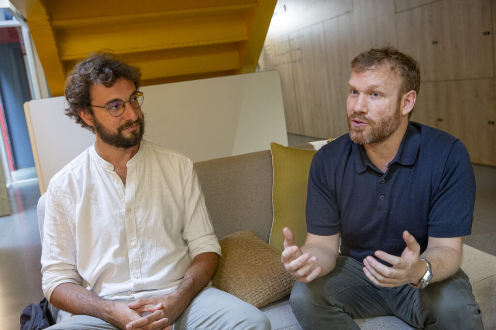 CasaClassics's tweet photo. «Sabaté explica que l’experiència acumulada amb la Ilíada li ha permès d’encarar l’envit amb més seguretat i amb una idea clara: conservar el vers i la musicalitat originals, però acostar Homer al lector actual.» La nova Odissea a @VilaWeb! @EmmaGranyer 
https://t.co/fhliojPTyy https://t.co/38fdfcl2Dj