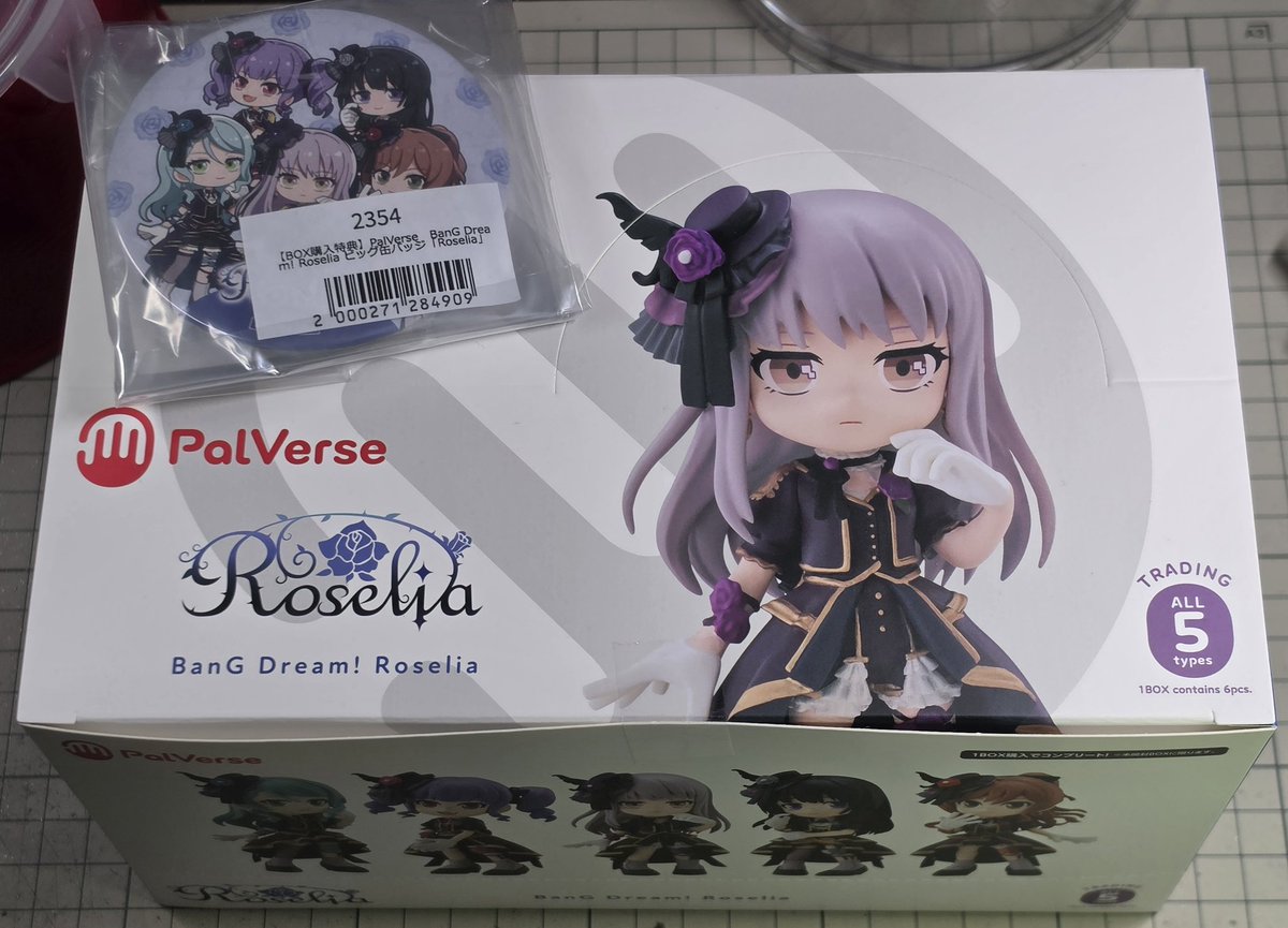 goshi79's tweet photo. #Roselia のパルバースが届いたので開封
数少ないRoseliaの立体物なので買わない選択肢はなかったぜ…公式通販なので特典缶バッジも付属

という事で初パルバース、なかなかいい出来してるやん！流石おひとつ1100円なだけあるわ
ケース用意せななー
あ、ちなみにBOXダブり枠はリサでした

#PalVerse https://t.co/NfbyWSixtD