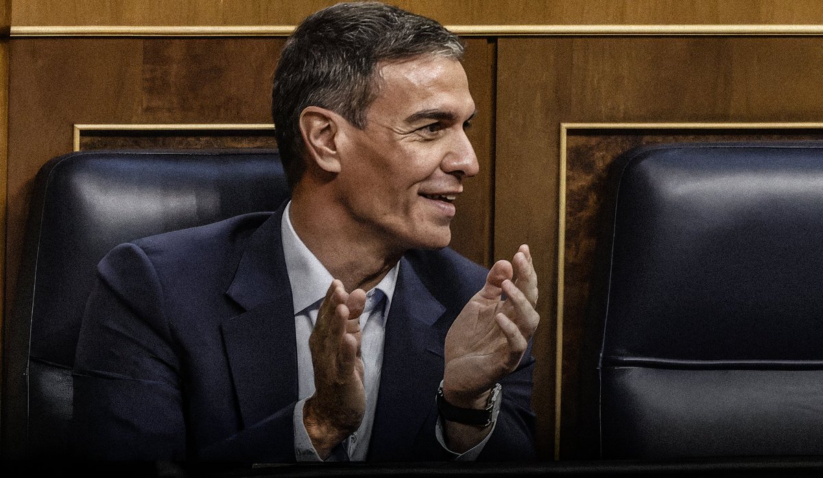 LosMeconios's tweet photo. Durante los últimos años, cuando alguien osaba a decir que Sánchez es un "presidente ilegítimo", muchos se súper ofendían alegando que "él es quien tiene la mayoría parlamentaria".

Ayer el Parlamento votó a favor de exigirle una cuestión de confianza y su dimisión en caso de perderla. ¿Y cuál fue su reacción? Reírse de todos y aplaudirse a sí mismo.

A partir de ahora dilo sin miedo: Pedro Sánchez es un presidente ilegítimo.