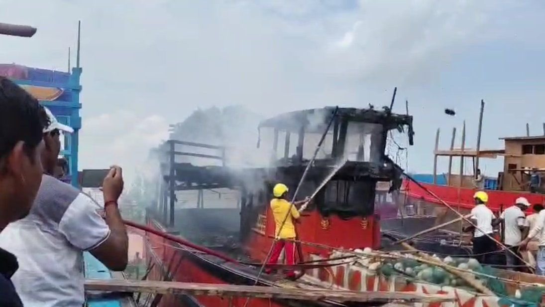 industryodishaa's tweet photo. #Breaking | A massive fire broke out in a fishing trawler at the Dhamra Fishing Harbour under Chandbali block in Bhadrak district. 🚨
The blaze reduced property worth lakhs of rupees to ashes. The exact cause of the fire is yet to be ascertained.
@DGFS_HGs_CD
#Odisha #Dhamra #Fire