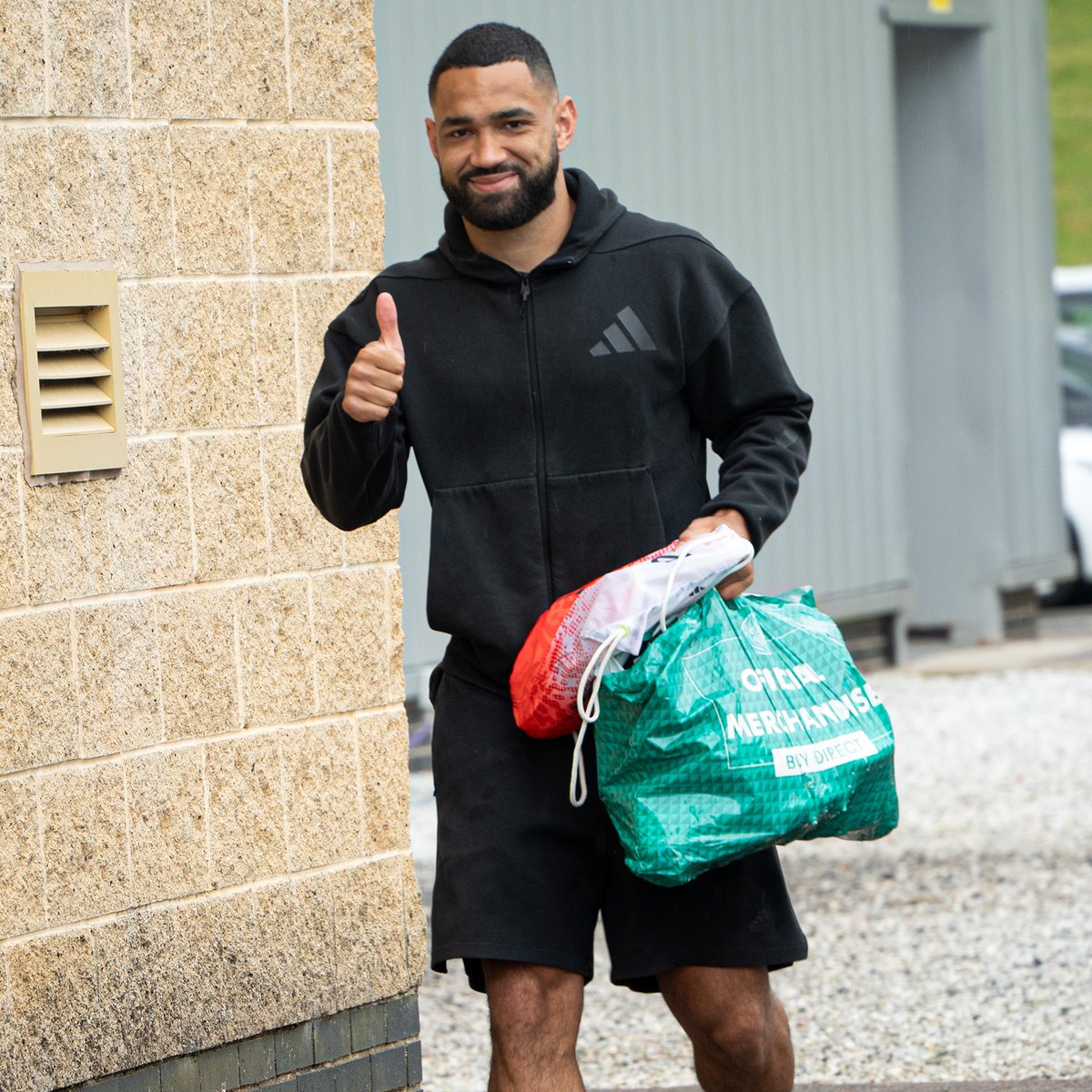 CelticFC's tweet photo. 👍 The Bhoys are back!

#CelticFC🍀 https://t.co/dvSY6HqysC