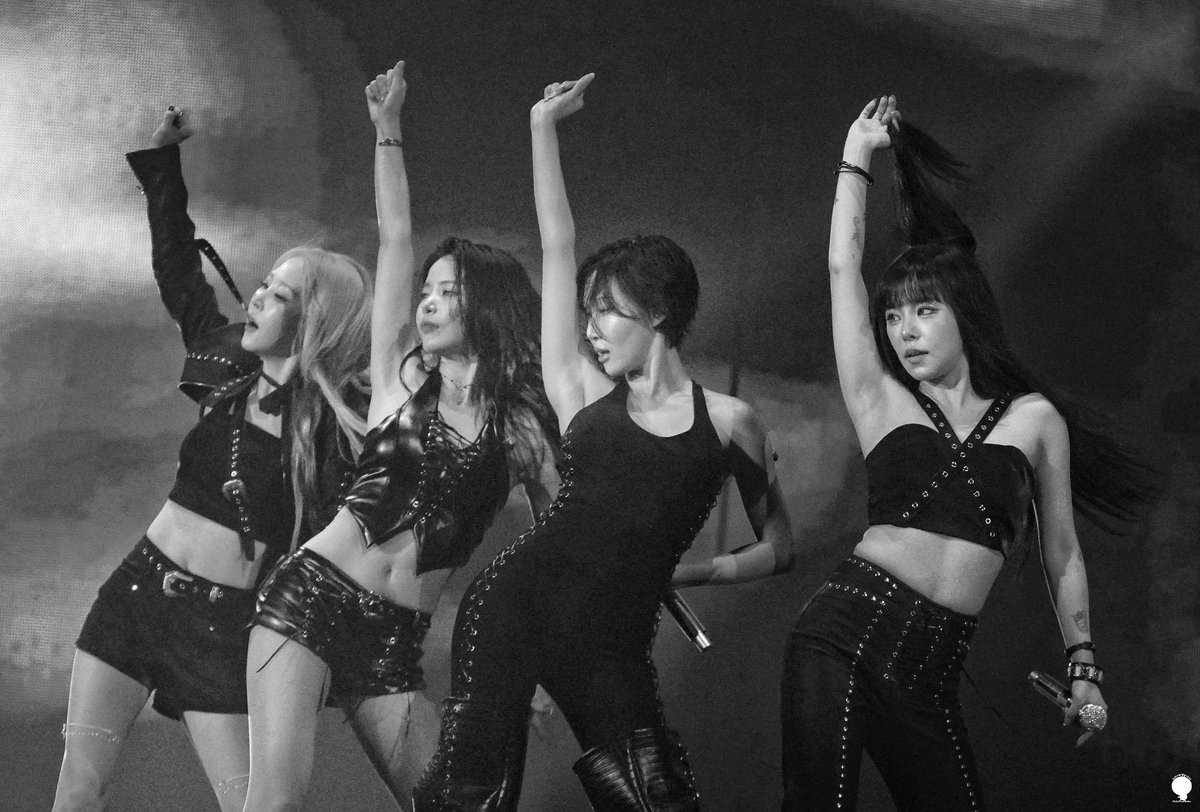 slowwalkbaby's tweet photo. 26.06.21. MAMAMOO WORLD TOUR [4WARD] IN SEOUL 

고고베베

#마마무 #솔라 #문별 #휘인 #화사 https://t.co/b1hmKcyhG0