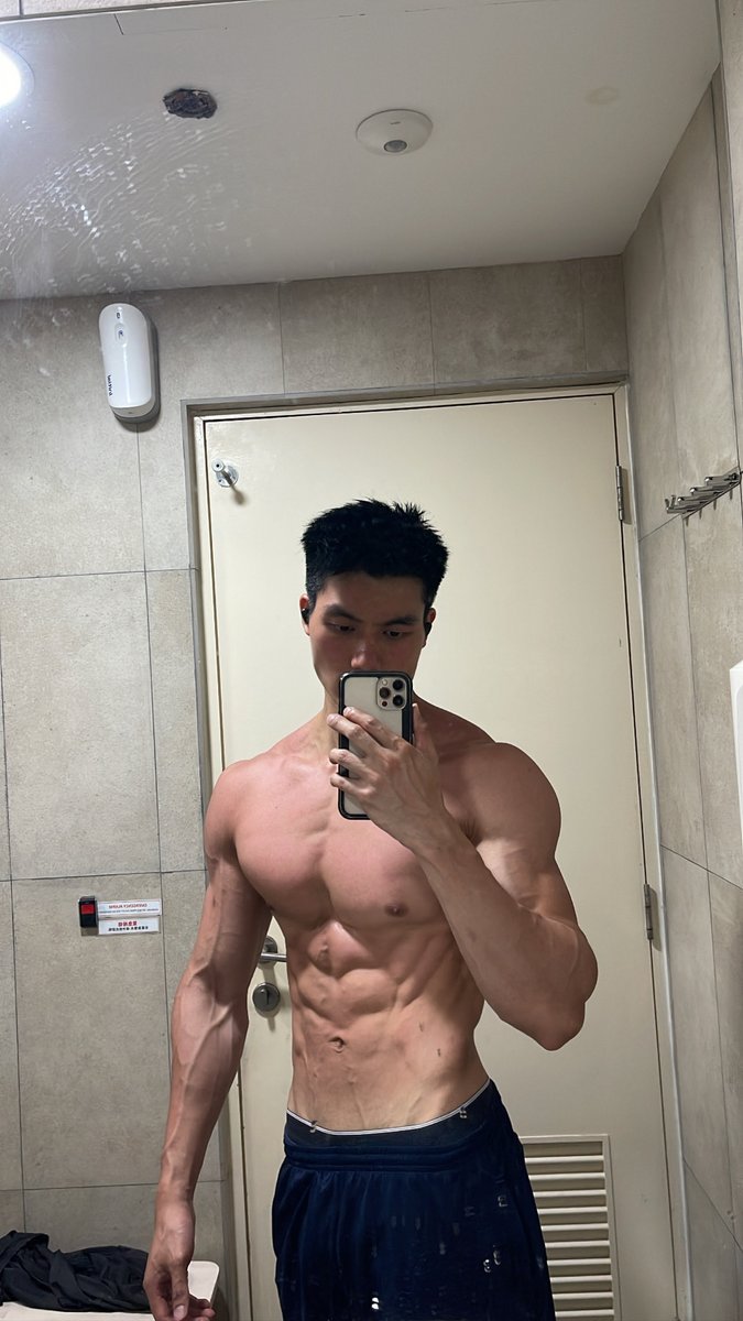 Aidenjinwc's tweet photo. gym toilet pics https://t.co/Sph0OKXbh6