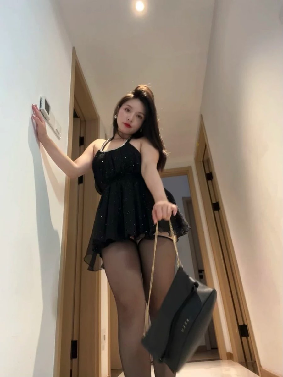 a2571202's tweet photo. 夜色把這身黑裙染得更深了
這樣的夜晚，適合被懂的人輕輕看見 #台灣 #黑色 https://t.co/LcG64PjTsV