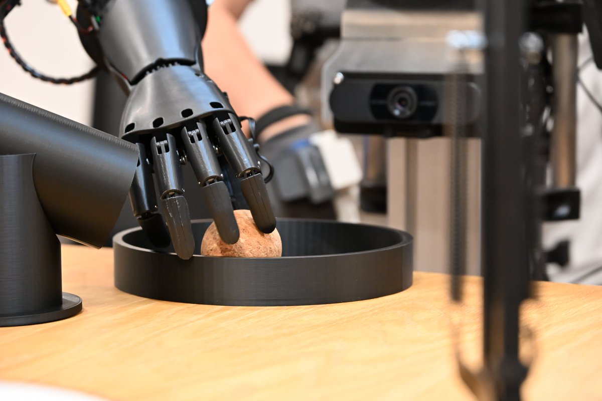 aoshun7's tweet photo. ヒューマノイドAIロボットをつくるアトム、ついに採用フォームをあけました。
腕ちぎれるくらいの剛速球を投げ込んでいく系のスタートアップです。対戦お願いします！ https://t.co/r2wXMT3a5P