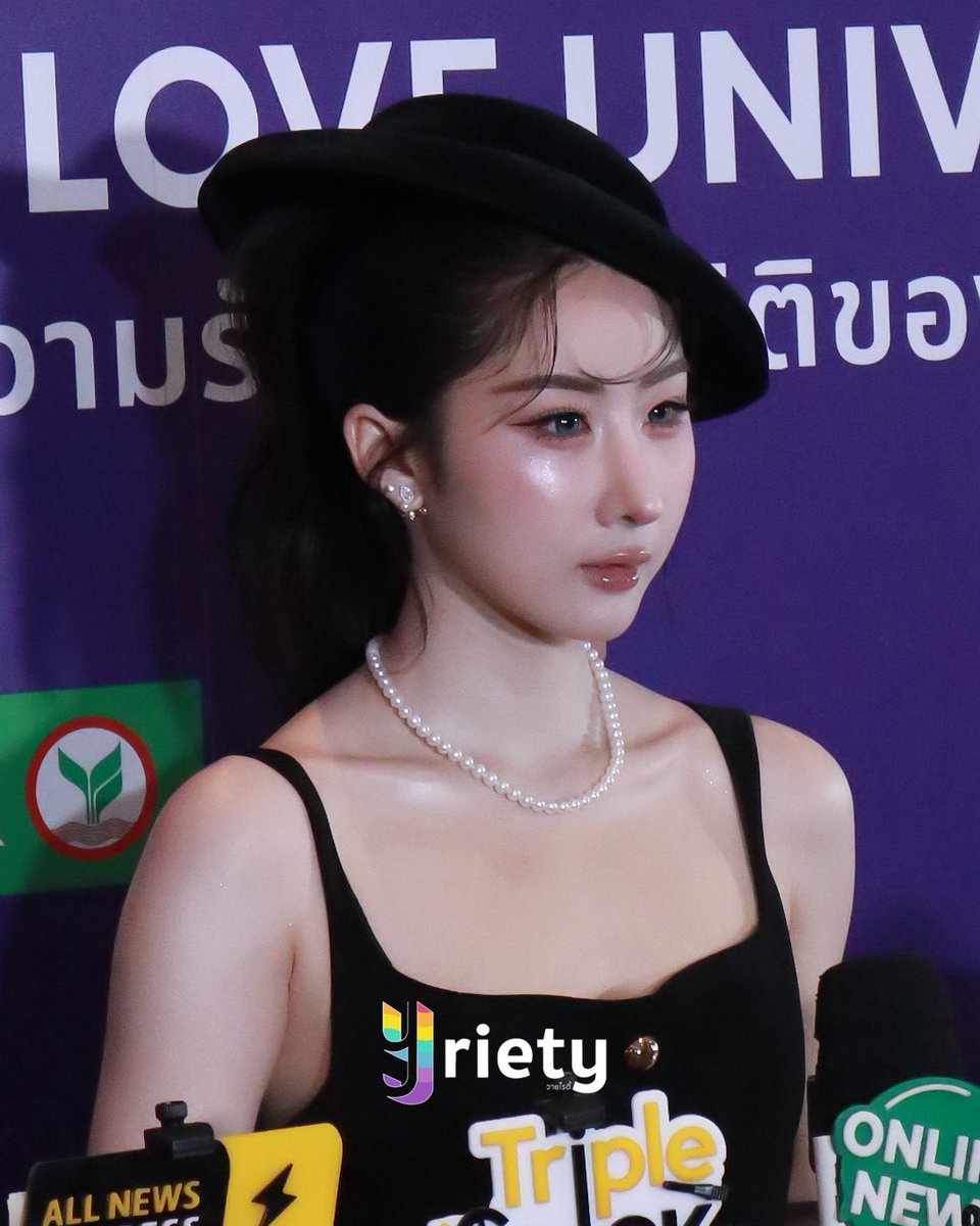 Yriety's tweet photo. แจกความสวยฉ่ำของ “โยโกะ อาภัสรา” #YokoApasra‌ ช่วงสัมภาษณ์ในงาน “LOVE GALAXY : Stories of Love Universe” 🌈 ✨

YOKO PRIDE LOVE GALAXY
#SiamParagonxPraewxYoko
#Yriety https://t.co/7aA20ZZ1xw
