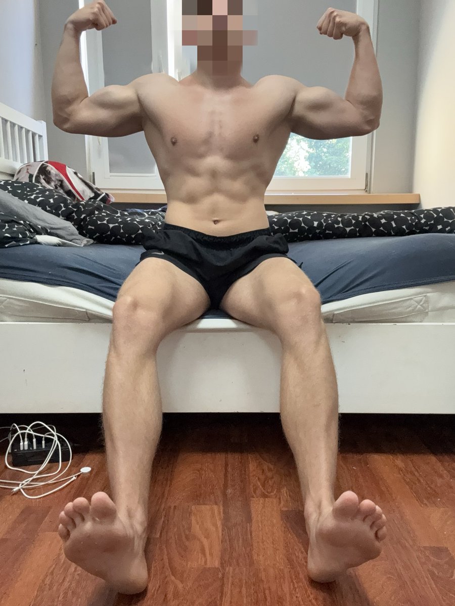 AlphaArturro's tweet photo. Dzisiaj moje stopy przejmą nad tobą kontrolę 

@rt_feet https://t.co/9LBbIBR10l