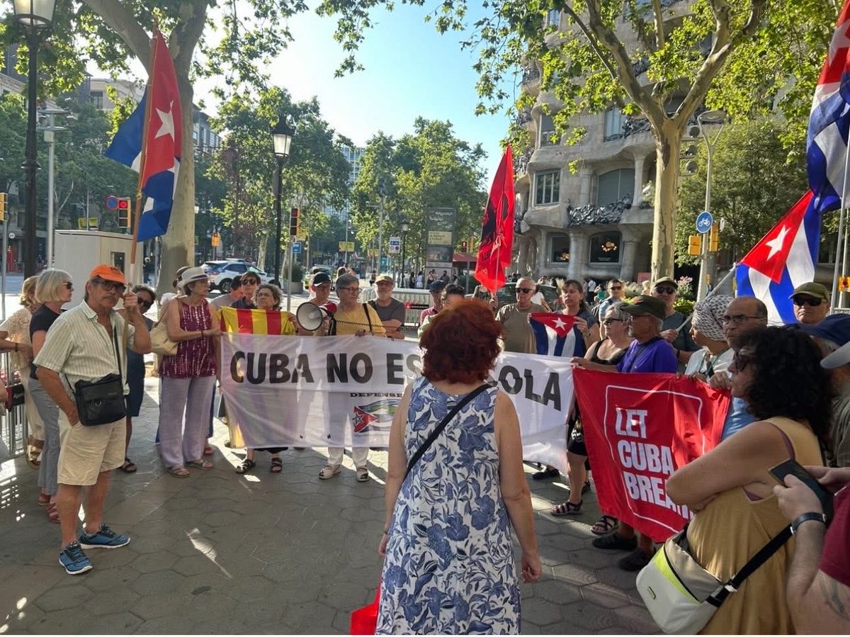 castromedinaale's tweet photo. En Barcelona, amigos de la solidaridad, junto a cubanos residentes, convocados por “DEFENSEM-CUBA”, reclamaron frente a la Sede de la Unión Europea, el cese del genocida bloqueo contra Cuba. #CUBA sigue acompañada, CUBA NO ESTÁ SOLA. https://t.co/NrGFBcTezm