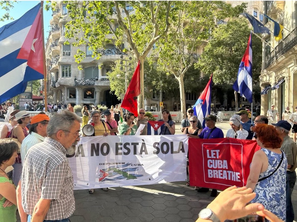 castromedinaale's tweet photo. En Barcelona, amigos de la solidaridad, junto a cubanos residentes, convocados por “DEFENSEM-CUBA”, reclamaron frente a la Sede de la Unión Europea, el cese del genocida bloqueo contra Cuba. #CUBA sigue acompañada, CUBA NO ESTÁ SOLA. https://t.co/NrGFBcTezm