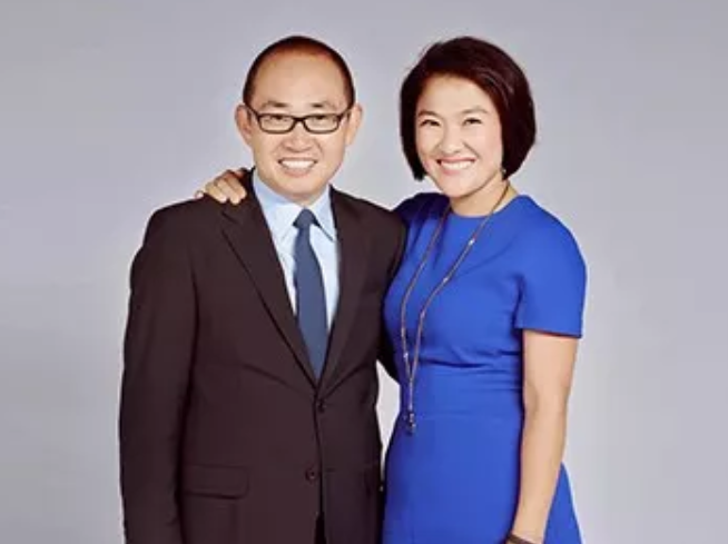 leige88888's tweet photo. 【潘石屹张欣十年时间在美国亏掉一半身家】
中国赚钱美国花，跑路地产大佬潘石屹在美国混的怎样？
潘石屹夫妇从SOHO中国累计获得分红约133亿元；2014年至2019年间，累计出售资产回笼资金近300亿元。除掉相关税费，两人从中国市场上赚走近30至40亿美元。

2011年至2013年，潘石屹夫妇大举布局纽约核心商业地产，联合外资合计投入约27亿美元，拿下通用汽车大厦、公园大道广场、港务局长途巴士站办公楼等资产。据最新估值，这笔投资的资产估值下调了15%至25%，租金收入已无法覆盖贷款利息、房产税和运营成本。

虽然有意折价抛售却无人接盘，陷入了持有亏、卖了巨亏的两难境地，浮亏规模数亿美元。由于这些资产还没出手，具体亏损数目难以估算，目前大约在4至7亿美元。

2013年，张欣斥资2600万美元购入曼哈顿高端联排别墅，准备长期持有。2024年，这笔原计划长期持有的资产，由于持有成本太高，张欣以2380万美元将其出售。账面直亏220万美元，叠加11年的房产税、物业维护、保险等持有成本，��际总亏损约450至500万美元。

2019年前后，两口子效仿国内SOHO共享办公模式，在纽约、洛杉矶投入约2.8亿美元布局共享办公场地，并重金租赁装修。由于疫情后远程办公普及，门店空置率超30%，现在批量关店止损。本金已基本亏光，无有效回款，打底亏损3亿美元。

2022年，张欣主导跨界投资好莱坞电影《月球陷阱》，单笔投入3000万美元。这部投资1.5亿美元的电影，全球票房仅6700万美元，分账不到3000万美元。张欣在这笔投资中实际亏损超2800万美元，几乎全额打了水漂。

2025年，潘家两口子花费7600万美元在纽约上东区再度拿地抄底，试图弥补前期亏损。由于项目尚在规划初期，官方未公布具体数字。但以纽约高昂的建筑成本，在上东区要拆除旧建筑、重建精品豪华公寓，成本没有三五亿美元恐怕拿不下来。

去年新浪财经发布的数据显示，张欣身家约11亿美元，潘石屹约12亿美元，两口子加一起23亿美元，与巅峰时相比少了近一半。