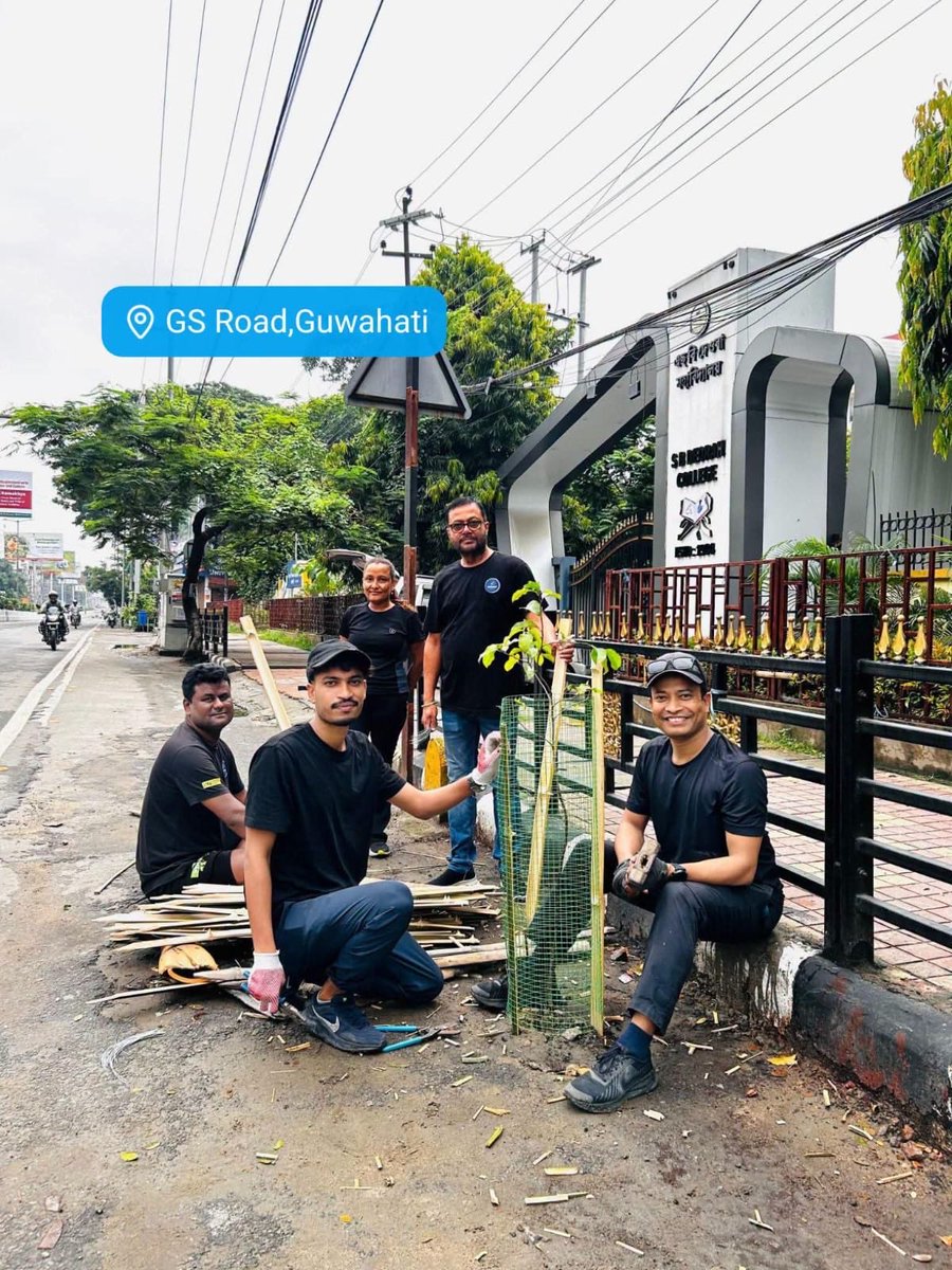 rishi_baruah's tweet photo. Kudos to the entire team of Raindrops Initiative Assam for taking up such an exemplary initiative to protect and preserve the roadside plants across Guwahati. 

It's truly heartening to see young people stepping forward to make a tangible difference. I hope many more youths come together and do their part in preserving the greenery of our beloved city, in whatever way they can.

Small efforts like these inspire bigger change.

#guwahati #guwahaticity
