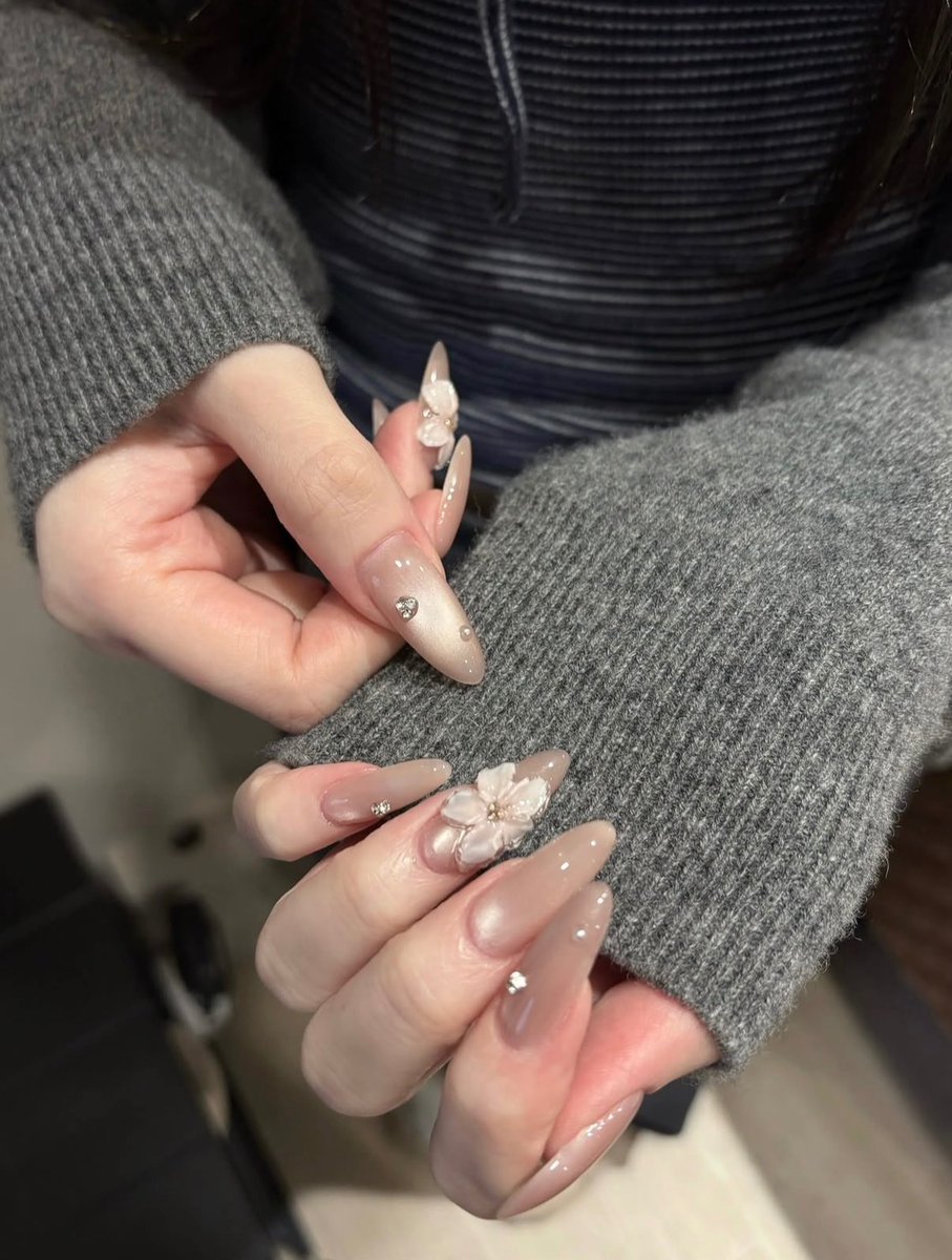 nail__memo's tweet photo. ほんっとプルメリアネイル可愛い…ワンホンちゅるん系とも相性良いから上品に夏感じられる😭♡ https://t.co/noiNSkbX1L