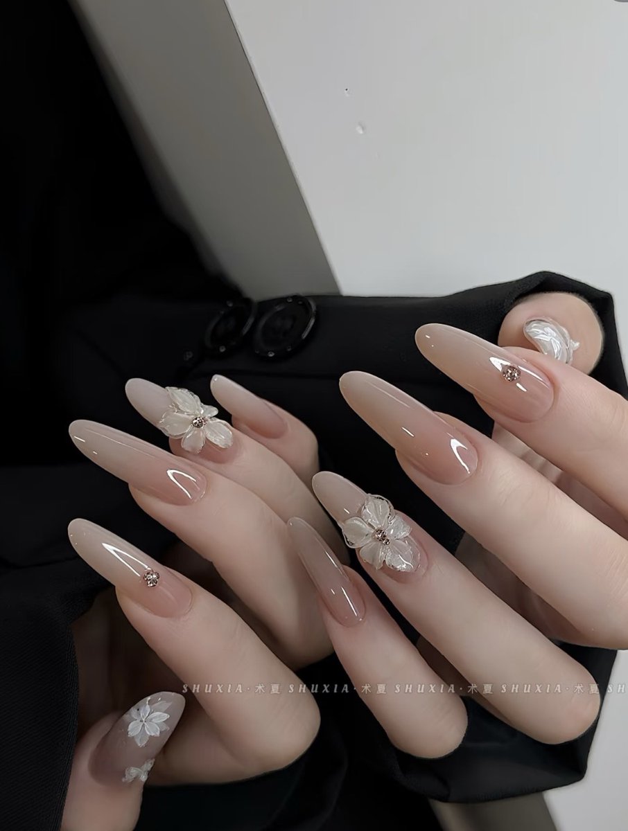 nail__memo's tweet photo. ほんっとプルメリアネイル可愛い…ワンホンちゅるん系とも相性良いから上品に夏感じられる😭♡ https://t.co/noiNSkbX1L