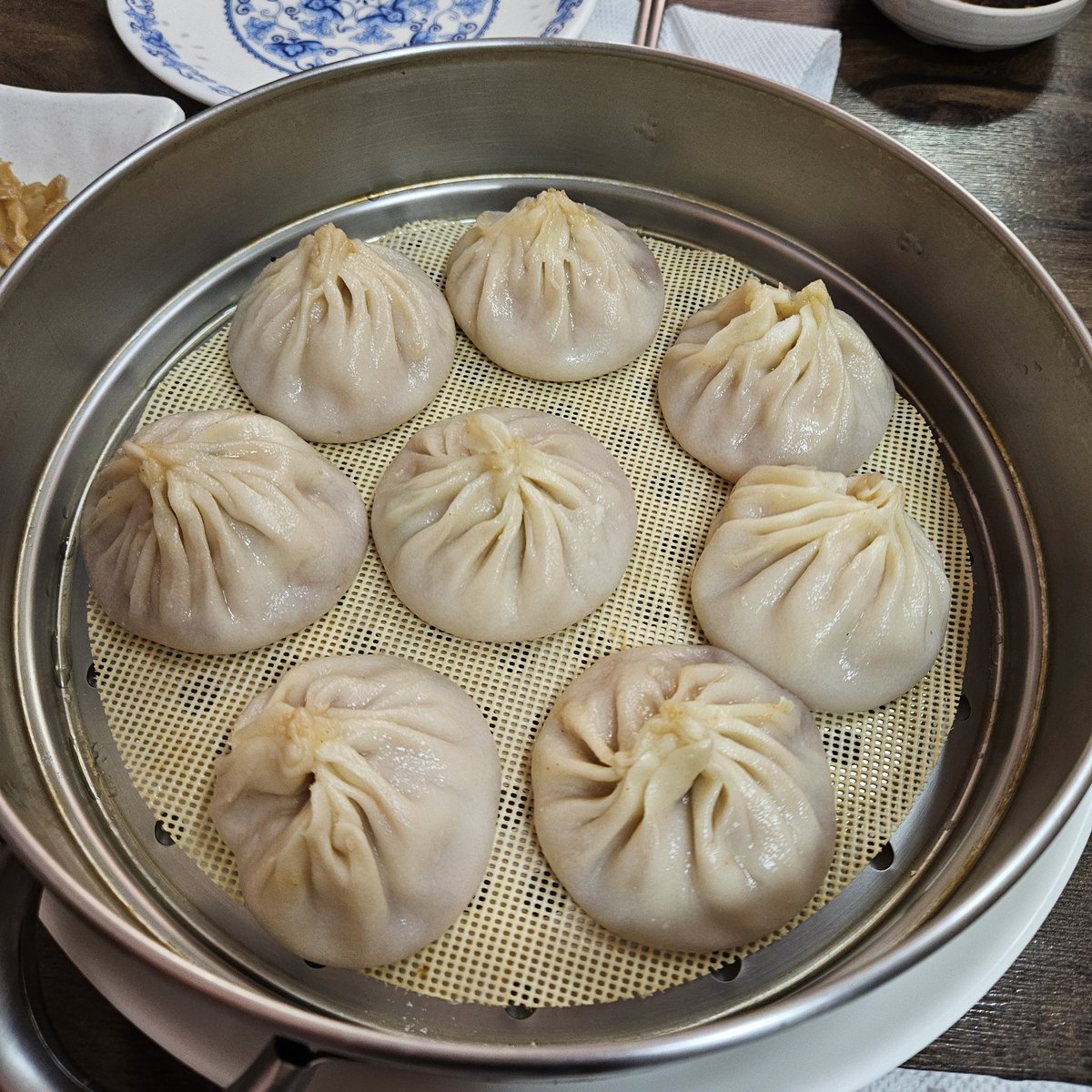 hungrycinnamo's tweet photo. 26.05.16

고기육즙만두, 호박찐만두, 삼선빙화만두 https://t.co/UGWBmmagp5