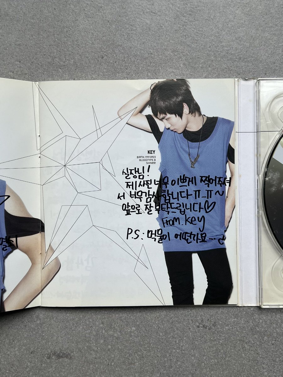 ohboyzine's tweet photo. 데뷔 전 민희진씨가 보여준 멤버들의 연습 영상을 보고 와, 이 친구들은 정말 잘 되겠구나라고 생각했던 기억이 나네요. 만남을 반복하면서 느꼈던 멤버들의 예의바르고 밝은 성정과 친근한 매력도 정말 인상적이었습니다. 

앨범에 정성스레 쓴 감사 인사 글, 특히 함께 촬영한 먹물이에게까지 감사 https://t.co/s1UuQ15anM