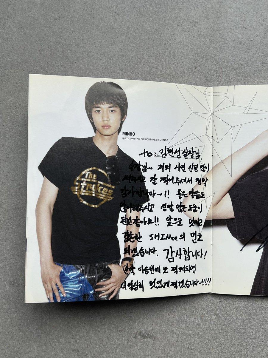 ohboyzine's tweet photo. 데뷔 전 민희진씨가 보여준 멤버들의 연습 영상을 보고 와, 이 친구들은 정말 잘 되겠구나라고 생각했던 기억이 나네요. 만남을 반복하면서 느꼈던 멤버들의 예의바르고 밝은 성정과 친근한 매력도 정말 인상적이었습니다. 

앨범에 정성스레 쓴 감사 인사 글, 특히 함께 촬영한 먹물이에게까지 감사 https://t.co/s1UuQ15anM
