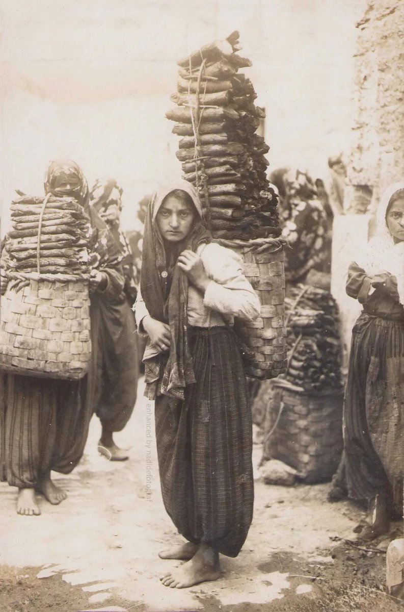 nadidefotograf's tweet photo. Bartın'da odun kömürü satan köylü kadınlar, 1940'lar https://t.co/KPTKJF262v