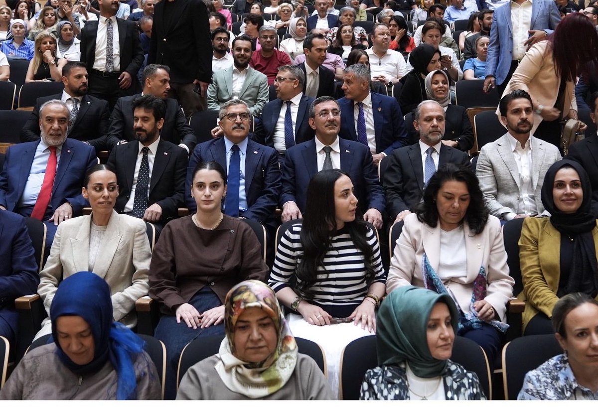 avmetintarhan's tweet photo. AK Parti Kültür ve Sanat Politikaları Başkanlığı ile Hatay Medeniyetler Topluluğu işbirliğinde, Cumhurbaşkanı  Yardımcımız Sayın Cevdet Yılmaz’ın teşrifiyle gerçekleştirilen  “Türkiye Yüzyılında Kardeşlik Konseri” programında; 

Halkımızın  programa olan büyük ilgisi ve heyecanı; medeniyetimiz, birlikte yaşama kültürümüz adına mutluluk vericiydi. 

İçtenliğin, dayanışmanın, birlikte üretmenin, insan ve vatanseverliğin  sanatı besleyen kanallar olduğu, 

Her bir kültürel çeşitliliğimizin  toplamında Büyük ve Güçlü Türkiye’nin  kültürel zenginliği ve bizi medeni ve demokratik dünyanın onurlu üyesi yapan itici bir güç olduğu Hatay Medeniyetler Korusunun gösterdiği olağanüstü performansla bir kez daha teyit edildi. 

Başarılı ve anlamlı olan bu programın gerçekleşmesinde, fikir be amelleriyle katkı sunan birim başkanımız Sayın Hüseyin Yayman ve başkan yardımcılarımıza, Kültür ve Turizim Bakan Yardımcımız Batuhan Mumcu’ya, Hatay  Medeniyet Korusuna, emeği geçen ve katılan herkese teşekkür ediyorum. 

@_cevdetyilmaz @HuseyinYayman
@BatuhanMUMCU