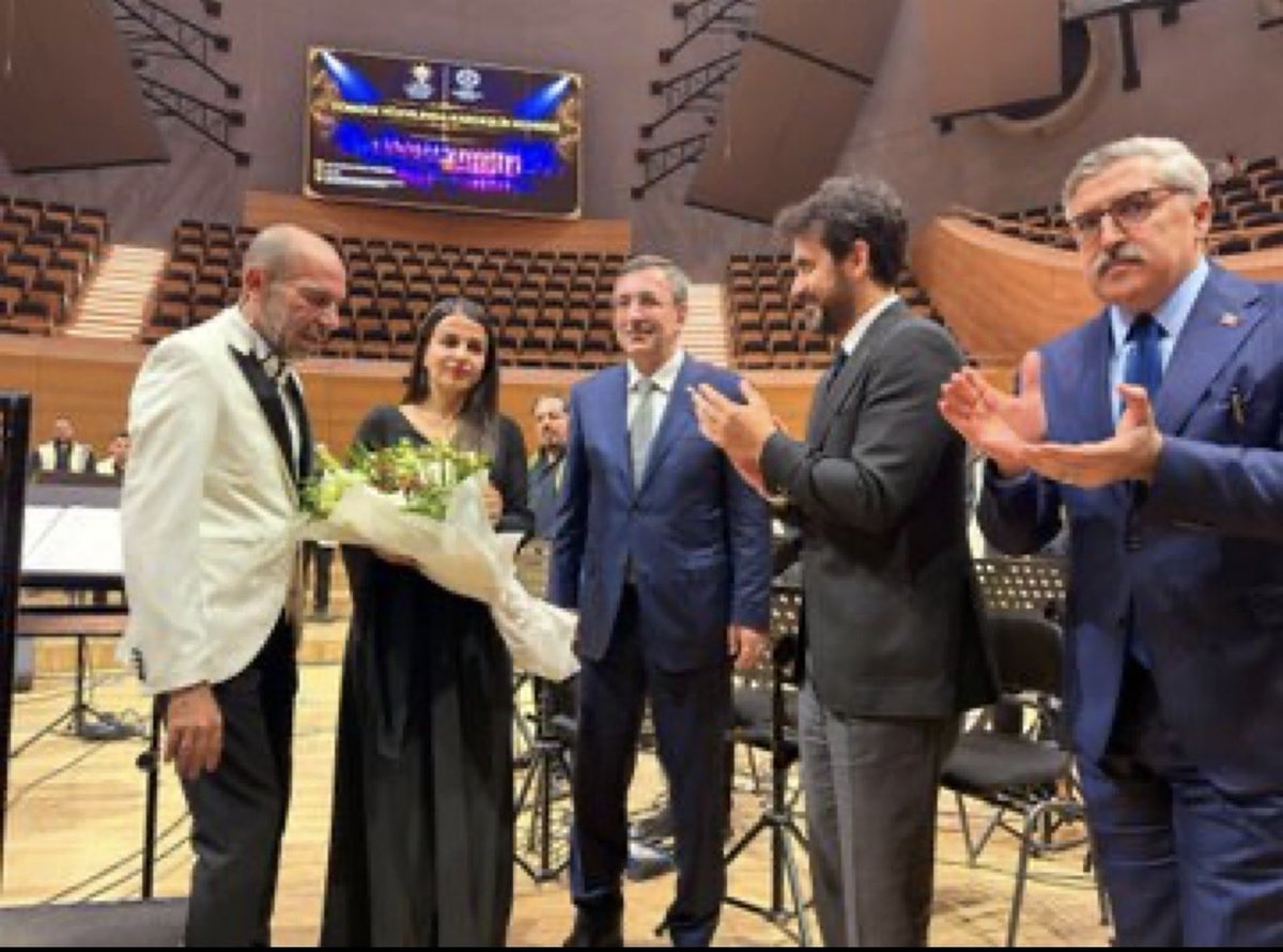 avmetintarhan's tweet photo. AK Parti Kültür ve Sanat Politikaları Başkanlığı ile Hatay Medeniyetler Topluluğu işbirliğinde, Cumhurbaşkanı  Yardımcımız Sayın Cevdet Yılmaz’ın teşrifiyle gerçekleştirilen  “Türkiye Yüzyılında Kardeşlik Konseri” programında; 

Halkımızın  programa olan büyük ilgisi ve heyecanı; medeniyetimiz, birlikte yaşama kültürümüz adına mutluluk vericiydi. 

İçtenliğin, dayanışmanın, birlikte üretmenin, insan ve vatanseverliğin  sanatı besleyen kanallar olduğu, 

Her bir kültürel çeşitliliğimizin  toplamında Büyük ve Güçlü Türkiye’nin  kültürel zenginliği ve bizi medeni ve demokratik dünyanın onurlu üyesi yapan itici bir güç olduğu Hatay Medeniyetler Korusunun gösterdiği olağanüstü performansla bir kez daha teyit edildi. 

Başarılı ve anlamlı olan bu programın gerçekleşmesinde, fikir be amelleriyle katkı sunan birim başkanımız Sayın Hüseyin Yayman ve başkan yardımcılarımıza, Kültür ve Turizim Bakan Yardımcımız Batuhan Mumcu’ya, Hatay  Medeniyet Korusuna, emeği geçen ve katılan herkese teşekkür ediyorum. 

@_cevdetyilmaz @HuseyinYayman
@BatuhanMUMCU