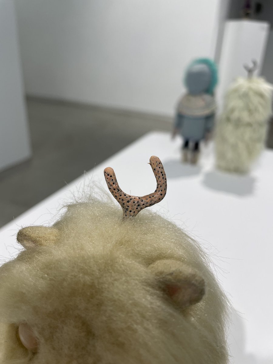 TMC_1974's tweet photo. 個展「tsubu(m)ru」人形の紹介✨

けむくじゃらのジャモンは、ファー生地を使った初めての人形です。
もふもふした動物に触れたい気持ちをジャモンで表現しました。撮影中何度も触れるのでだんだんと毛が薄くなっていく愛おしさを感じながら、時々お色直しをしています。

村田朋泰

個展は7/25まで🌼 https://t.co/xNKebN19vc