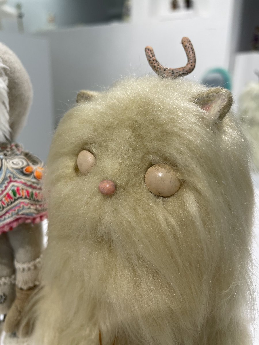 TMC_1974's tweet photo. 個展「tsubu(m)ru」人形の紹介✨

けむくじゃらのジャモンは、ファー生地を使った初めての人形です。
もふもふした動物に触れたい気持ちをジャモンで表現しました。撮影中何度も触れるのでだんだんと毛が薄くなっていく愛おしさを感じながら、時々お色直しをしています。

村田朋泰

個展は7/25まで🌼 https://t.co/xNKebN19vc