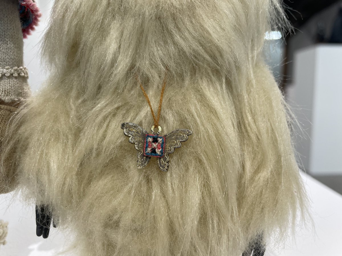 TMC_1974's tweet photo. 個展「tsubu(m)ru」人形の紹介✨

けむくじゃらのジャモンは、ファー生地を使った初めての人形です。
もふもふした動物に触れたい気持ちをジャモンで表現しました。撮影中何度も触れるのでだんだんと毛が薄くなっていく愛おしさを感じながら、時々お色直しをしています。

村田朋泰

個展は7/25まで🌼 https://t.co/xNKebN19vc
