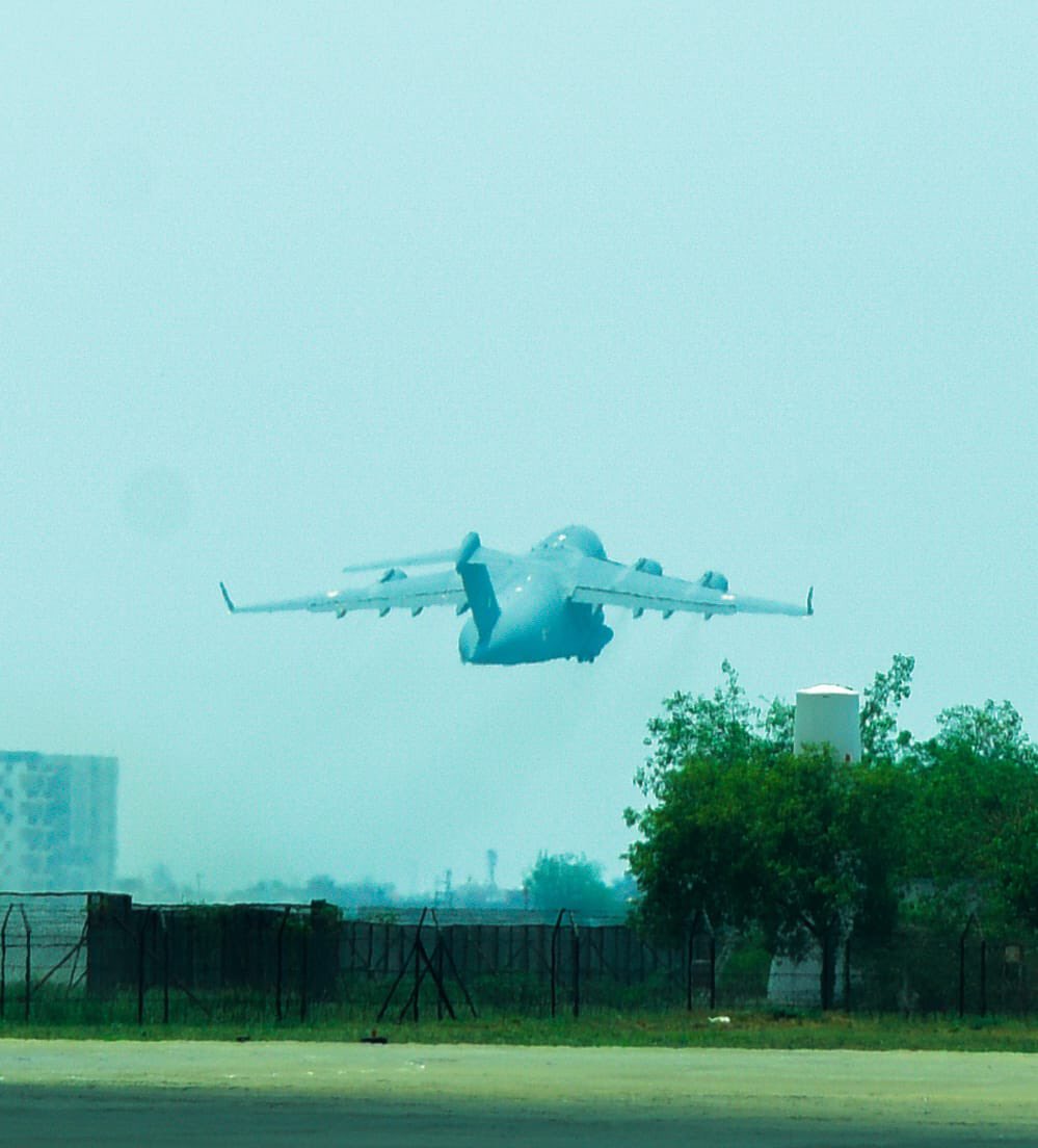 sidhant's tweet photo. First picture: India sends 2 IAF Planes C17 with relief support to quake hit Venezuela.

pic ctsy: MEA https://t.co/gmHIS4Cpj4