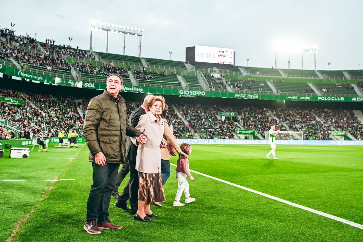 elchecf's tweet photo. El Elche Club de Fútbol lamenta el fallecimiento de Cecilia González Rico, la abonada más veterana del Club.

Su fidelidad por estos colores permanecerá para siempre. Nuestro más sentido pésame a sus familiares y seres queridos.

Un beso al Tercer Anillo. Descanse en paz. 🖤 https://t.co/Y1B7mBbPDC