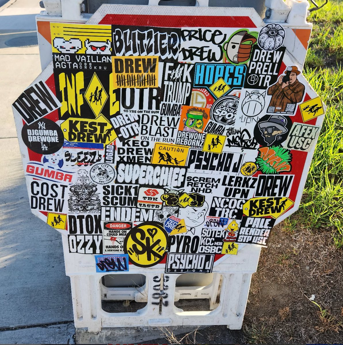 knivesoutz's tweet photo. Spotted in LA
KNVZ x DREW
#knvz #knivesoutz #knivesoutrecords #sticker #stickerart #stickerz #stickerculture #adhesivos #streetart #combo #stickers #losangeles #la #drewone #drew #drew1 #otr #infoe #kest #kestgak #gak https://t.co/OTux8sDBdh