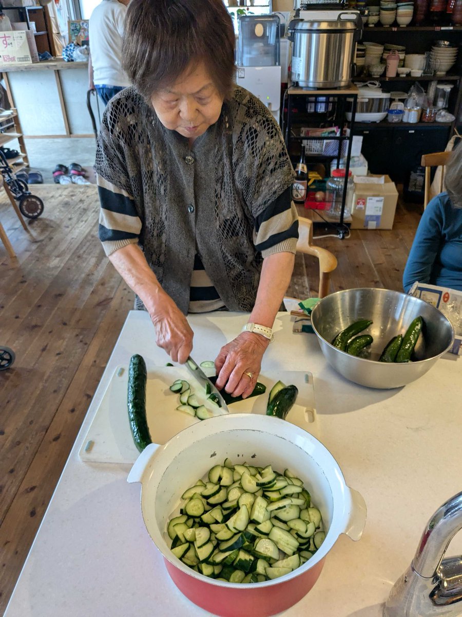 dayservice_moi's tweet photo. moiの畑で取れた野菜で…毎年恒例きゅうり🥒のキューちゃん（漬物）を作りました✨✨
🍆畑の野菜🥜が大きくなって来ているので食べるのが今から楽しみですね😋 https://t.co/uaYSo8eFrt