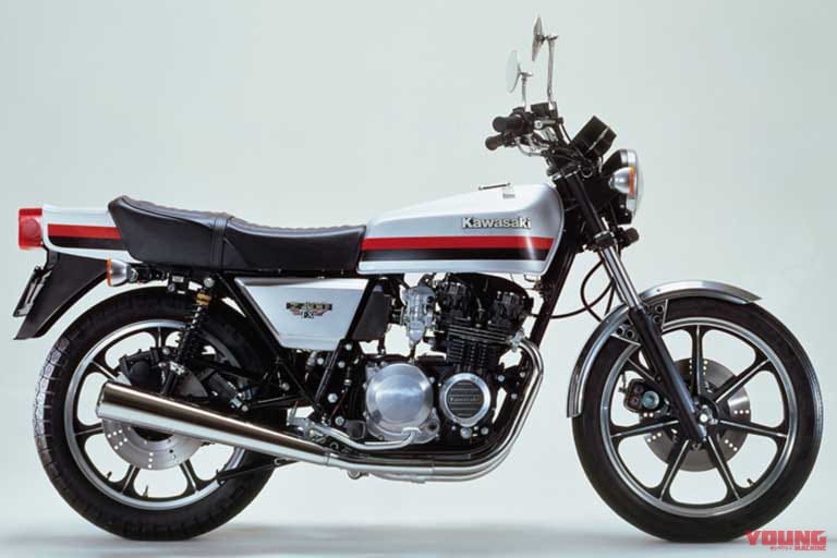 youngmachine_x's tweet photo. 【 なぜZ400FXは400cc市場を変えたのか？ 】

1979年に登場したカワサキZ400FXは、空冷DOHC直列4気筒を搭載し、1980年代の400cc4気筒ブームをけん引した1台です。

当時、人気を博したホンダCB400フォアの生産終了によって空白となっていた400cc4気筒市場へ投入され、最高出力43psを発揮する新設計エンジンや軽量な車体、威風堂々としたスタイリングで大ヒット。
さらに輸出仕様との部品共通化によるコストダウンなど、開発の背景にもカワサキならではの戦略がありました。

その後のZ400GP、GPz400、GPZ400R、そしてゼファーへと受け継がれていく系譜を含め、Z400FXが名車と呼ばれる理由を振り返ります。

詳細はこちら👇
https://t.co/PdGEaLY2SD

#カワサキ #Z400FX