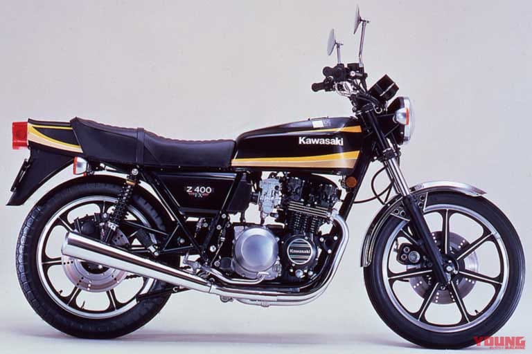 youngmachine_x's tweet photo. 【 なぜZ400FXは400cc市場を変えたのか？ 】

1979年に登場したカワサキZ400FXは、空冷DOHC直列4気筒を搭載し、1980年代の400cc4気筒ブームをけん引した1台です。

当時、人気を博したホンダCB400フォアの生産終了によって空白となっていた400cc4気筒市場へ投入され、最高出力43psを発揮する新設計エンジンや軽量な車体、威風堂々としたスタイリングで大ヒット。
さらに輸出仕様との部品共通化によるコストダウンなど、開発の背景にもカワサキならではの戦略がありました。

その後のZ400GP、GPz400、GPZ400R、そしてゼファーへと受け継がれていく系譜を含め、Z400FXが名車と呼ばれる理由を振り返ります。

詳細はこちら👇
https://t.co/PdGEaLY2SD

#カワサキ #Z400FX