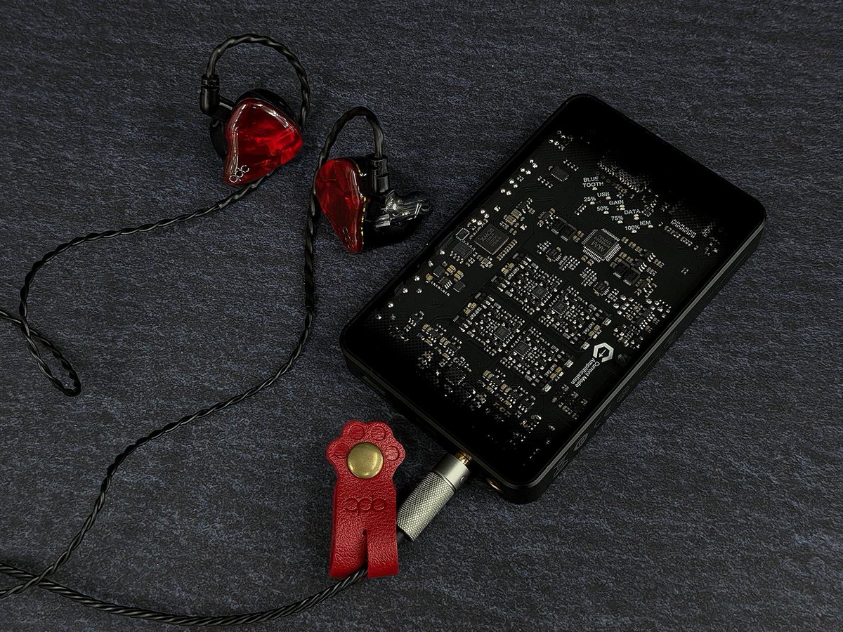 e_earphone_NPB's tweet photo. 【#eイヤ大阪日本橋本店】
#みんなの推しホン 教えて🎶
今回は新品担当 しばちゃん(@eear_shibachan)がおすすめする
【ポータブルアンプ】
#Questyle
『SIGMA』
-------------------------------------------------
Questyleの代表的なポータブルDACアンプ。
個人的に同社の「SIGMA Pro」と「M18i Max」でめちゃくちゃ悩みましたが、今回は携帯性と好みのデザインを重視して「SIGMA」を選びました。
「バウハウスデザイン」を採用しており、「シンプルな機能美」を追求したデザインが美しいです。
好みは分かれるかもしれませんが、液晶などの画面がない代わりに、ガラス面から見える基盤のLEDの光で機能の切り替えを確認できる仕様が個人的にたまりません。
音質はサッパリとしつつも、アンプらしい力強さも感じられる少しクール寄りのサウンドです。
基本的に、どんな楽曲も繊細に卒なくこなすオールラウンダーですね。
USB接続とBluetooth接続の2系統で接続でき、
サウンドを比較すると、Bluetoothの方が少しだけ角の取れた柔らかい音に感じます。
とはいえ、大きな差があるわけではないので、シーンによって気兼ねなく使い分けができそうです。
携帯性は抜群ですし、使うたびにポケットから覗く美しい筐体は、所有感を十二分に満たしてくれますよ!
-------------------------------------------------