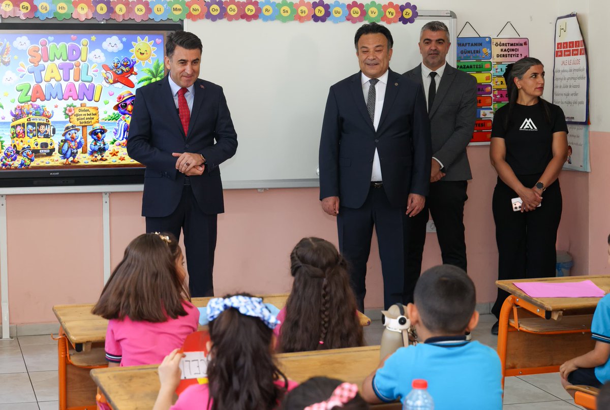 TunceliValiligi's tweet photo. 📚Karneler Dağıtıldı, Tatil Başladı 🎉

📍 Hoca Ahmet Yesevi İlkokulu 

📌 Valimiz Sayın Şefik Aygöl, 2025-2026 Eğitim-Öğretim Yılı'nın tatile girmesiyle Karne Dağıtım Töreni’nde öğrencilerimizin heyecanına ortak oldu.

•İlimiz genelinde toplam;

🏫 9️⃣7️⃣okulda,
👩‍🏫👨‍🏫 1️⃣.2️⃣4️⃣2️⃣öğretmenimiz,
👩‍🎓👨‍🎓1️⃣0️⃣.0️⃣5️⃣3️⃣ öğrencimiz yaz tatiline girdi.

@sefikaygol
@tcmeb